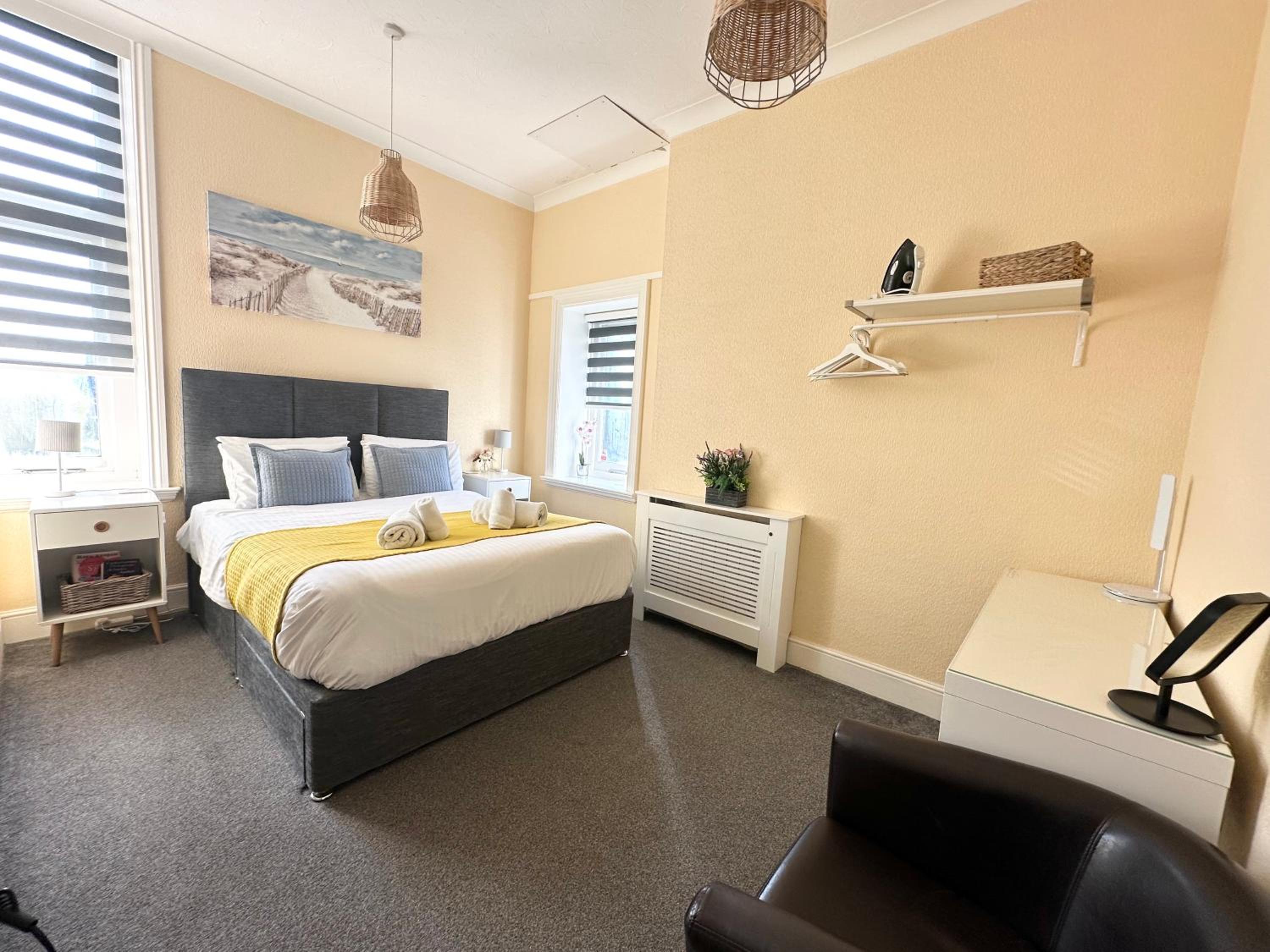 Burlington Mansions - FREE ALLOCATED PARKING - 8 mins walk to the beach - Gym - Pool Table - Brought to you by Coastline Retreats