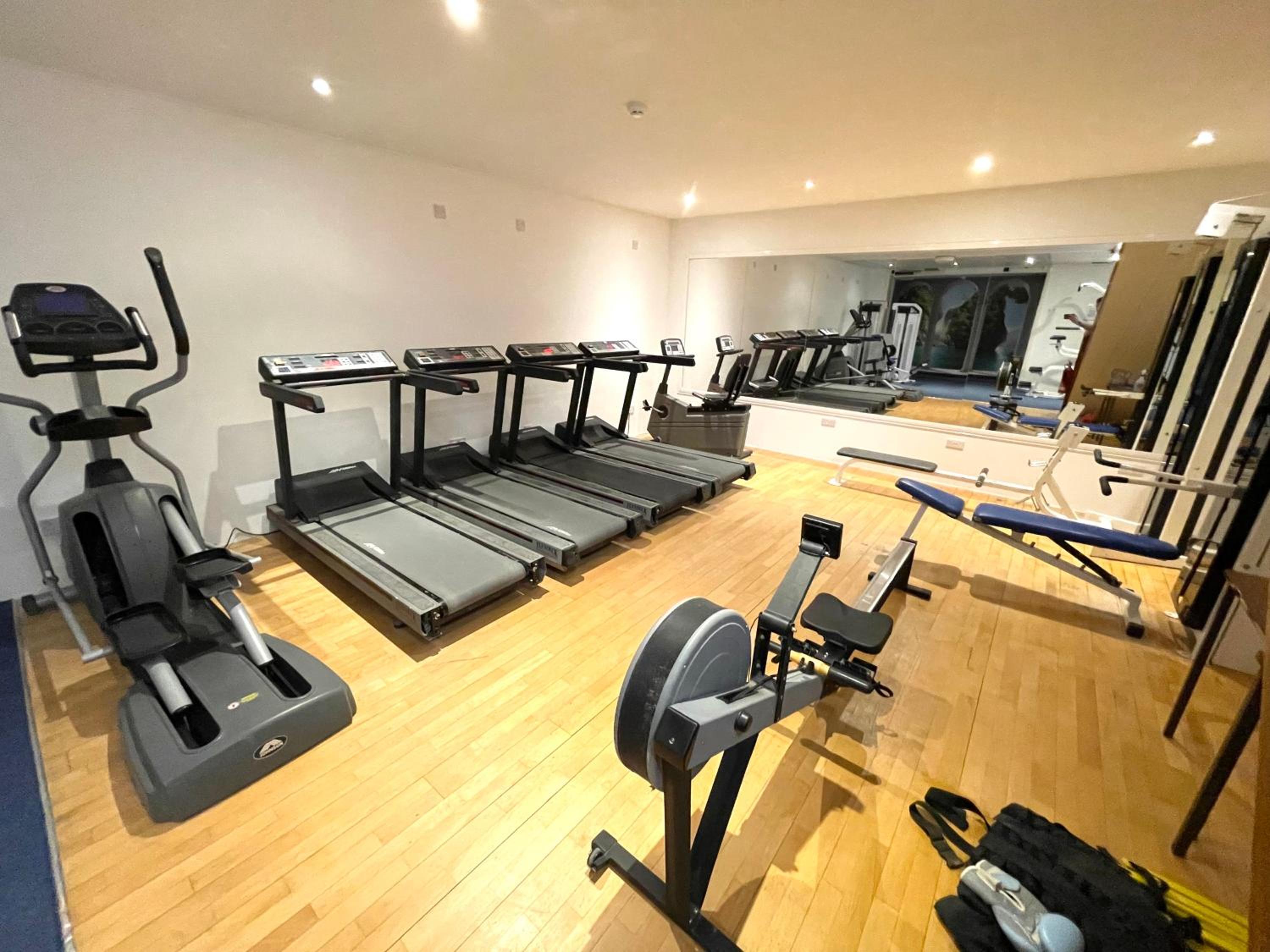 Burlington Mansions - FREE ALLOCATED PARKING - 8 mins walk to the beach - Gym - Pool Table - Brought to you by Coastline Retreats