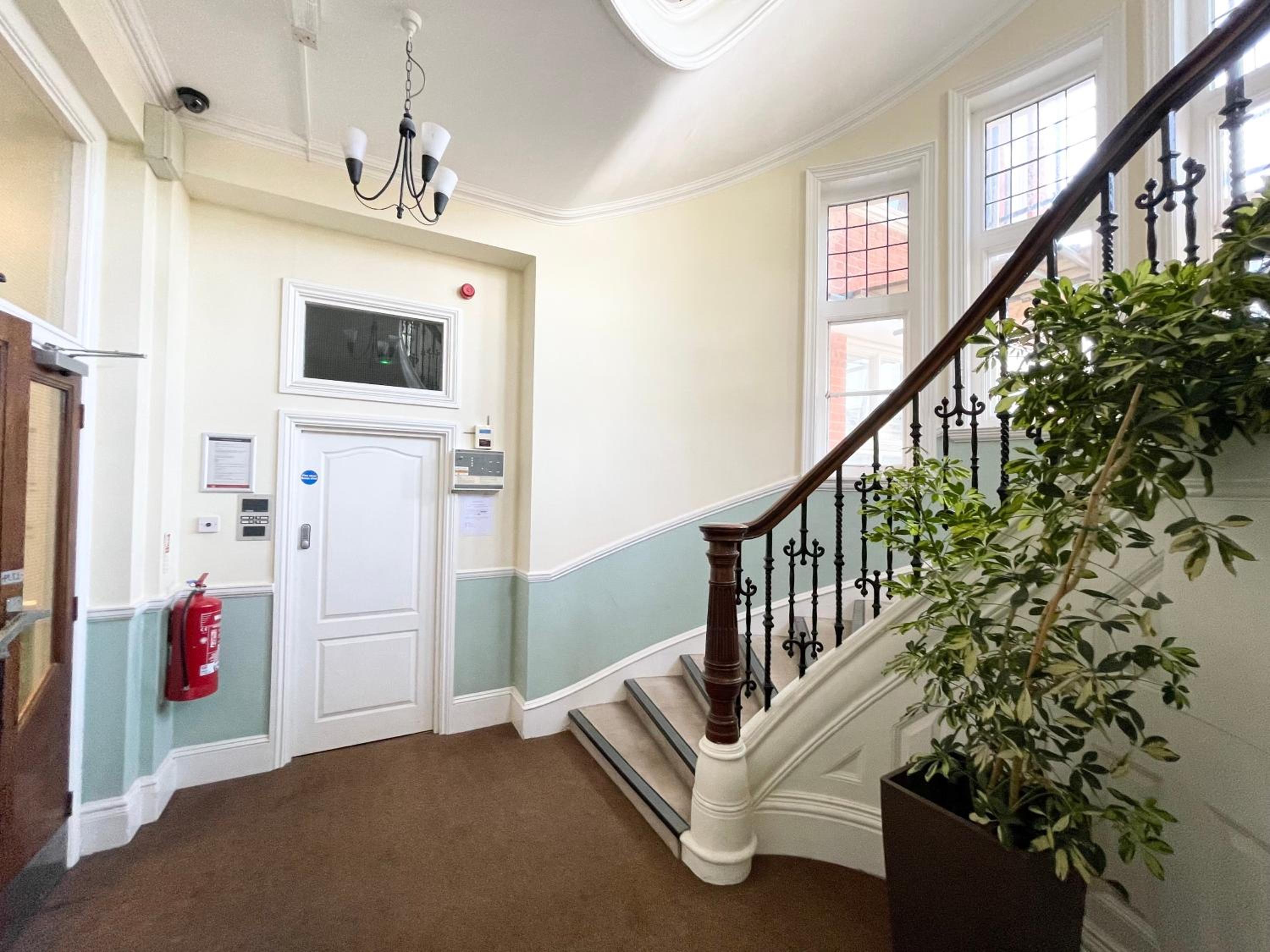 Burlington Mansions - FREE ALLOCATED PARKING - 8 mins walk to the beach - Gym - Pool Table - Brought to you by Coastline Retreats