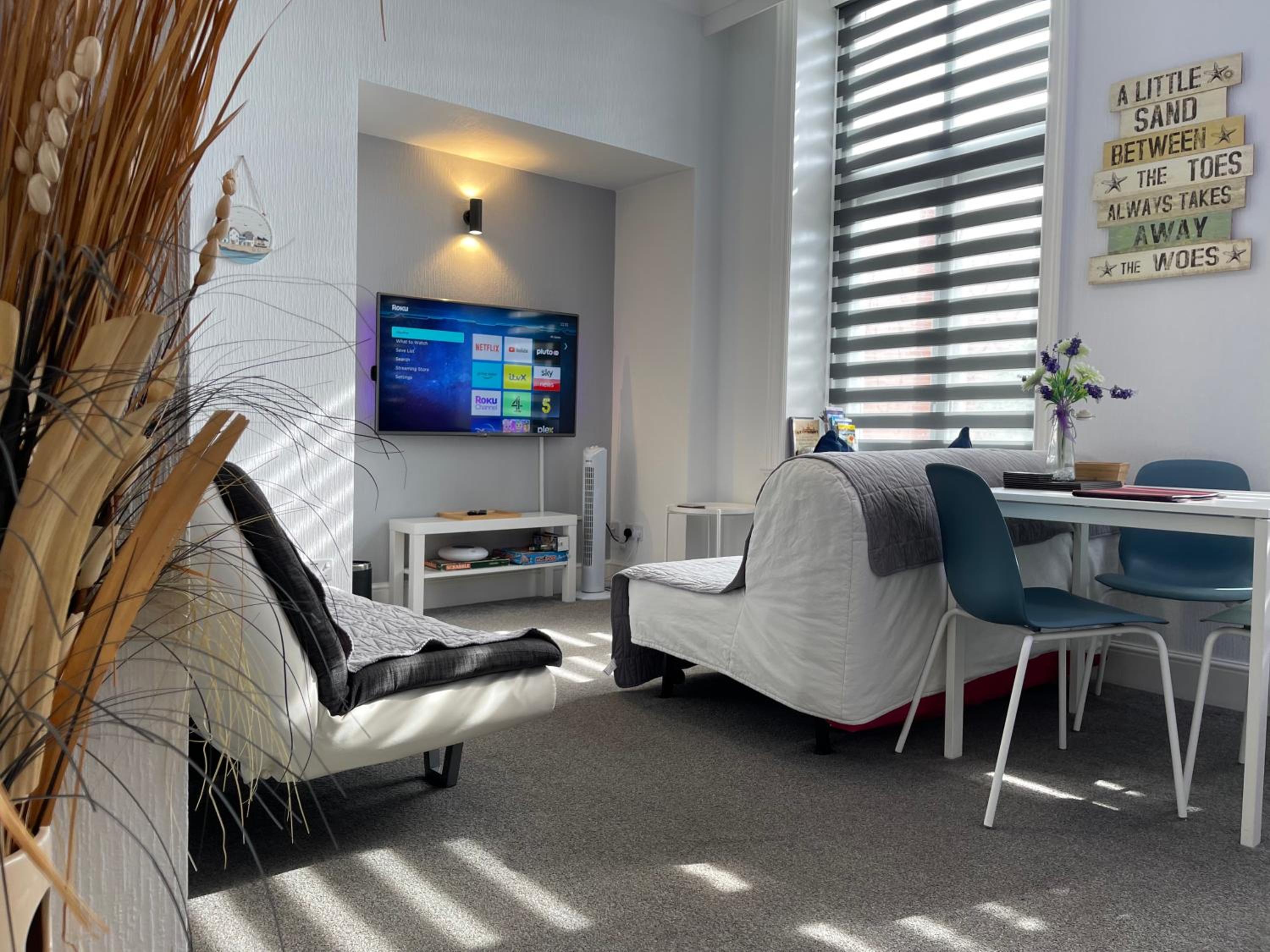 Burlington Mansions - FREE ALLOCATED PARKING - 8 mins walk to the beach - Gym - Pool Table - Brought to you by Coastline Retreats