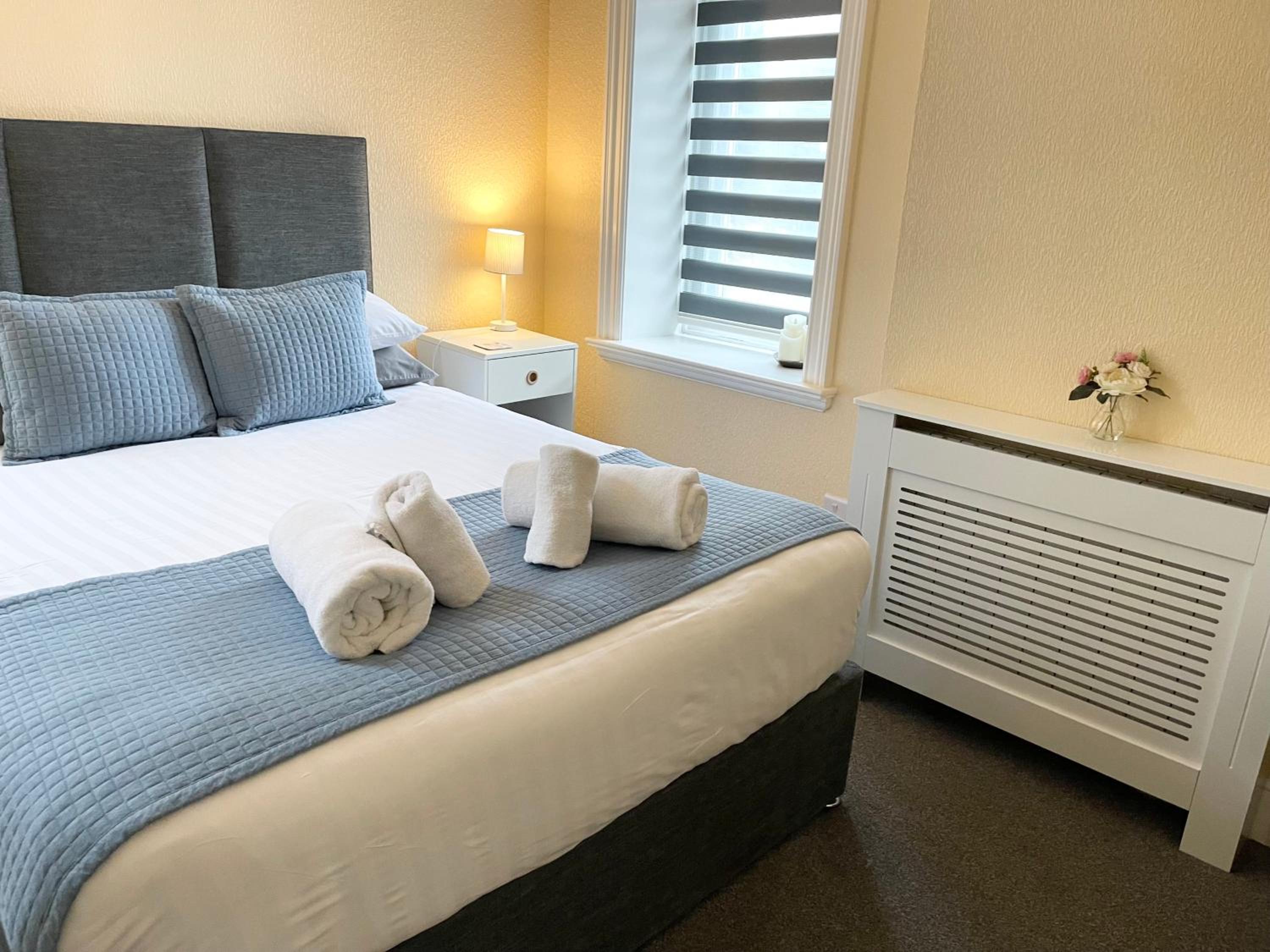 Burlington Mansions - FREE ALLOCATED PARKING - 8 mins walk to the beach - Gym - Pool Table - Brought to you by Coastline Retreats