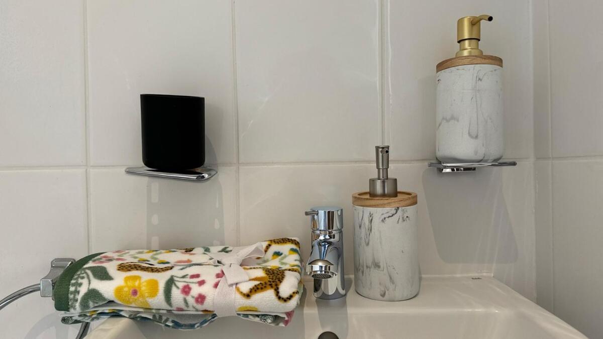 Spacious Guest Studio - En-Suite - Central - Calm View
