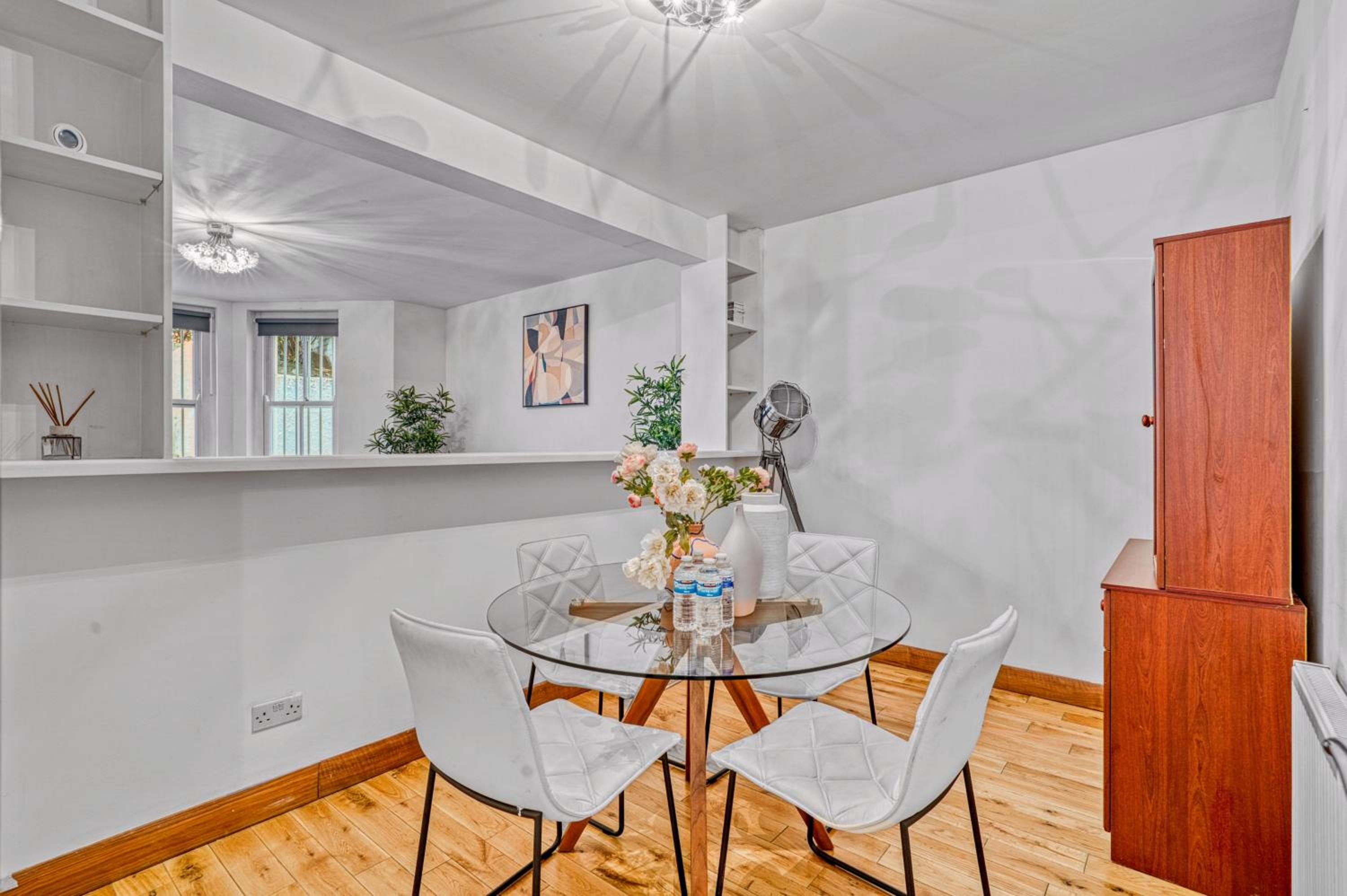 Charming 3BR by Redcliffe Gdns