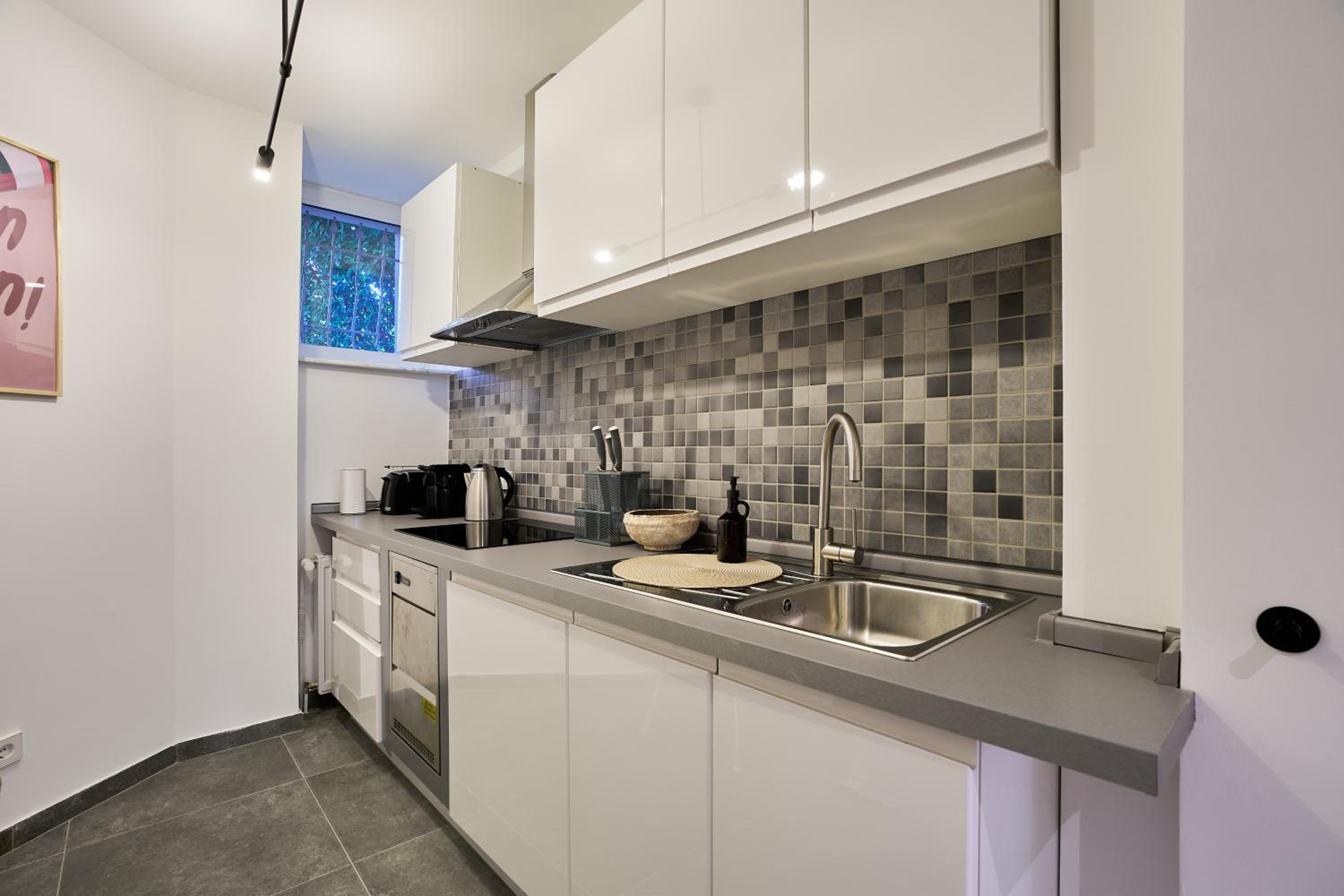 Urban Base Apartment for 9 in Berlin Mitte
