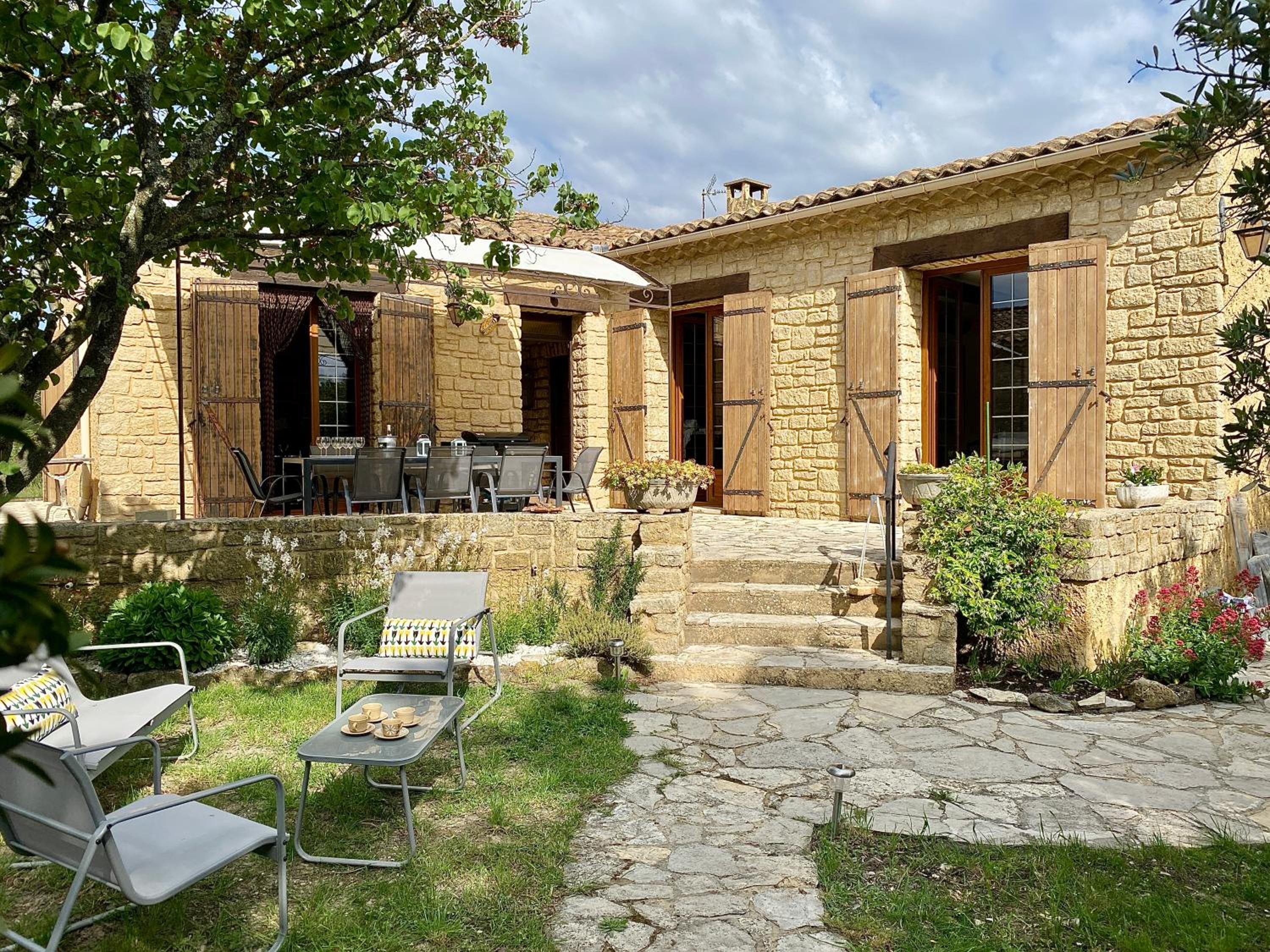 Escapade entre amis en Provence, 4 chambres, terrasse & jardin, proche Avignon