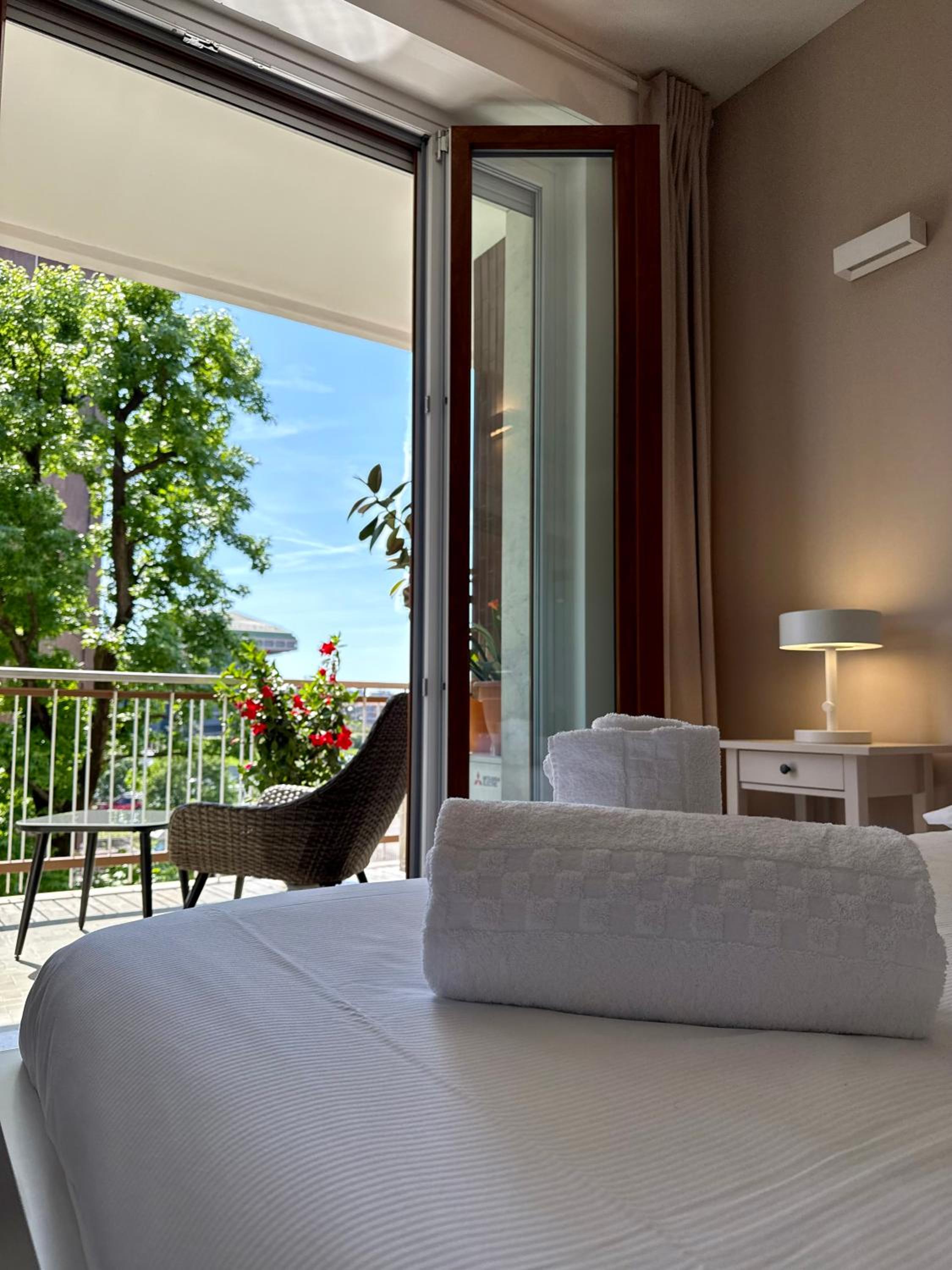 LURO Deluxe Apartments - City Life Nest