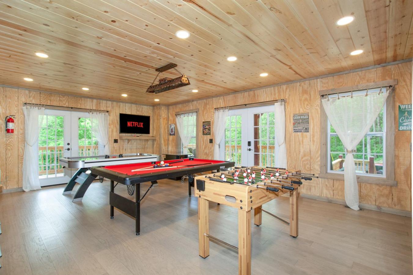 Bearly Dreaming: MTN View, Hot Tub & Game Room!