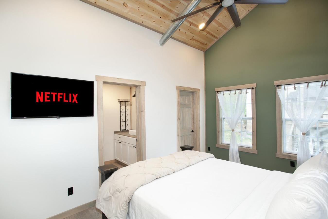 Bearly Dreaming: MTN View, Hot Tub & Game Room!