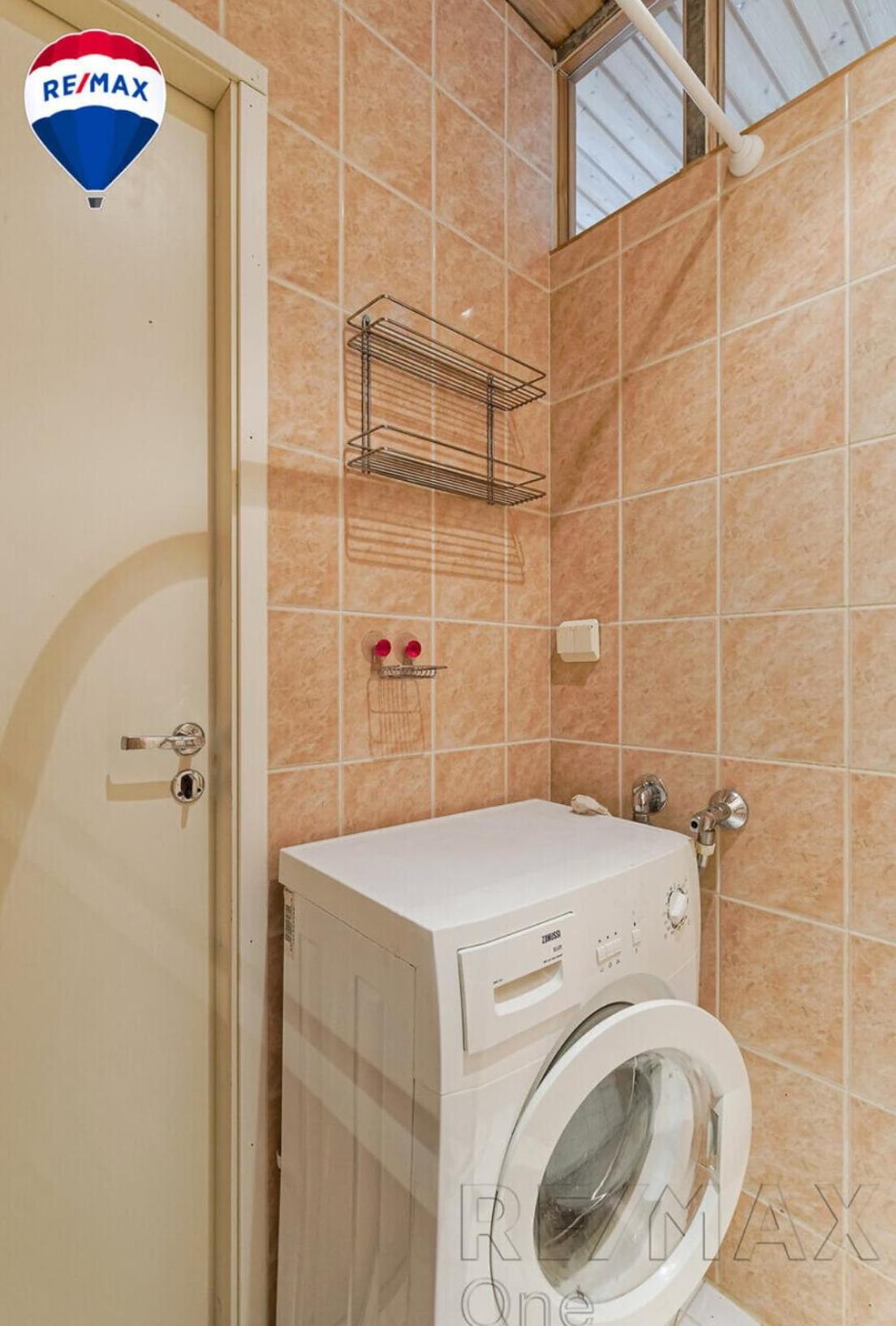 Cozy Apartment near Port & Old Town with Free Parking!