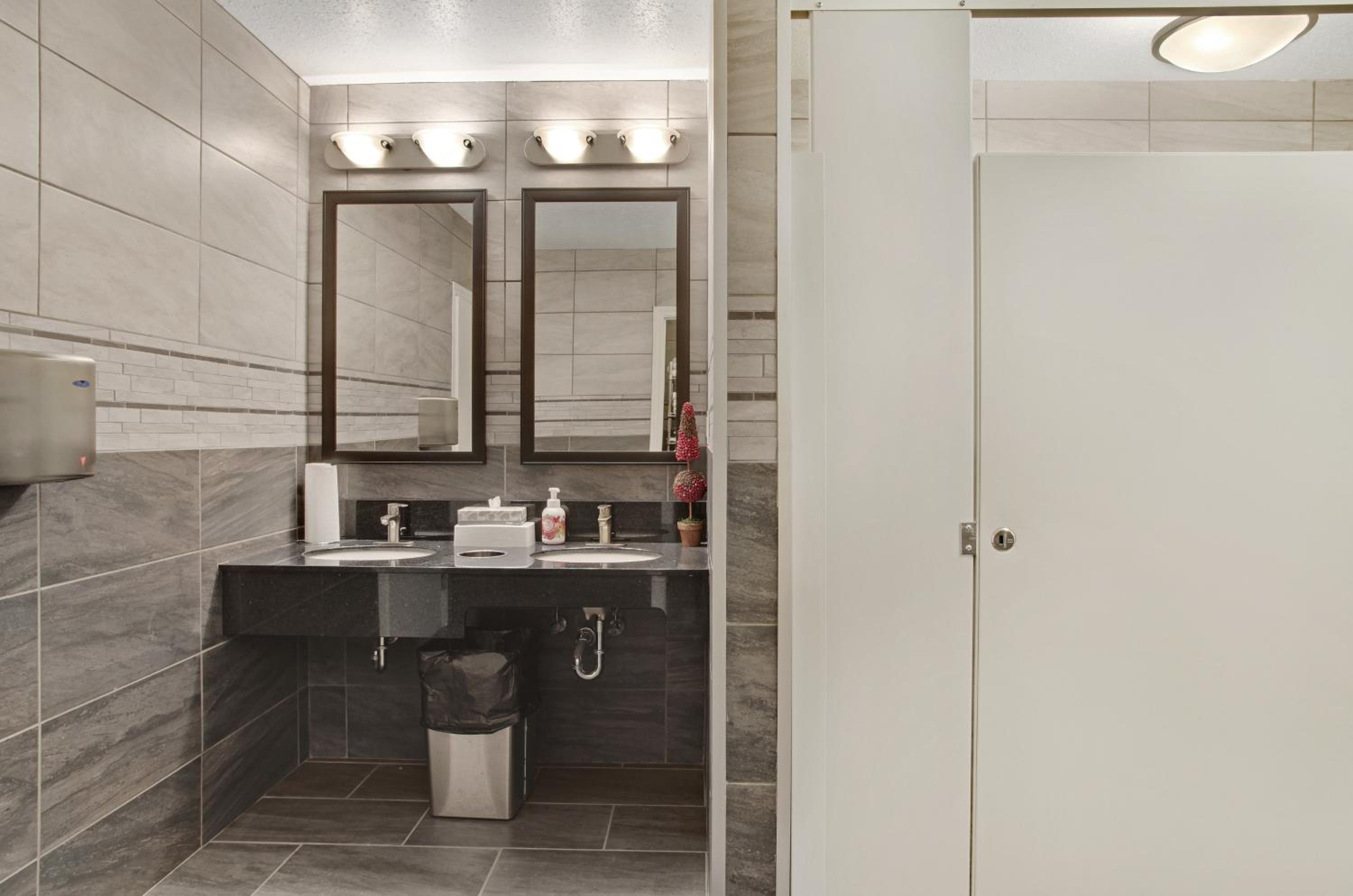 Edson Vacations - Guest House Inn  Suites - Property Image 5