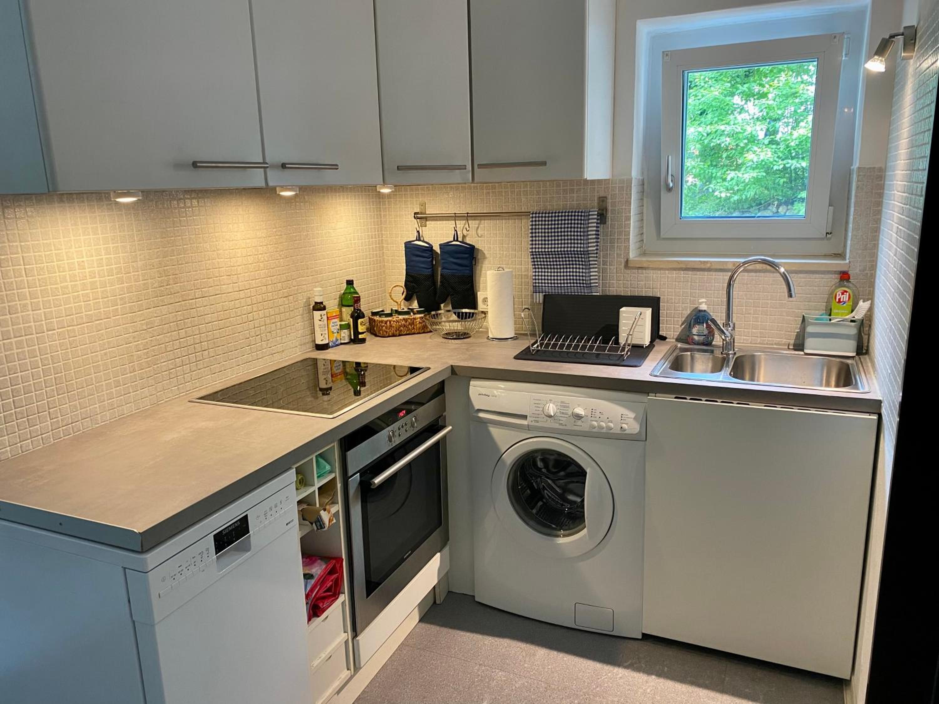 Gemütliche und voll ausgestatette 2 Zimmer Ferienwohnung am Wörthsee mit Terrasse, Grill, Schaukel, Doppelbett oder getrennte Betten fußläufig zu S-Bahn na