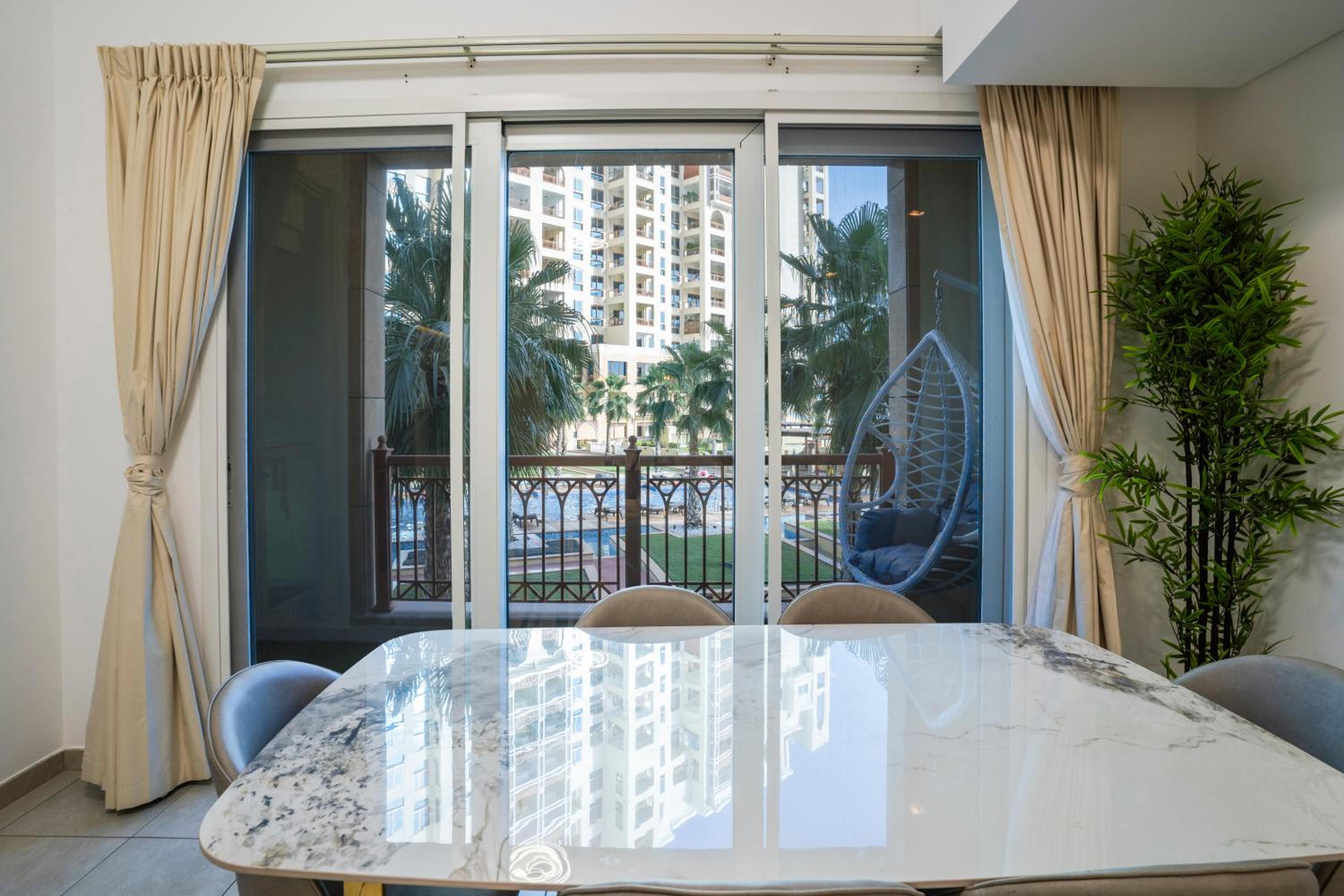 PJ- Premium Palm Jumeirah Apartment - Beachfront, Pool & Balcony