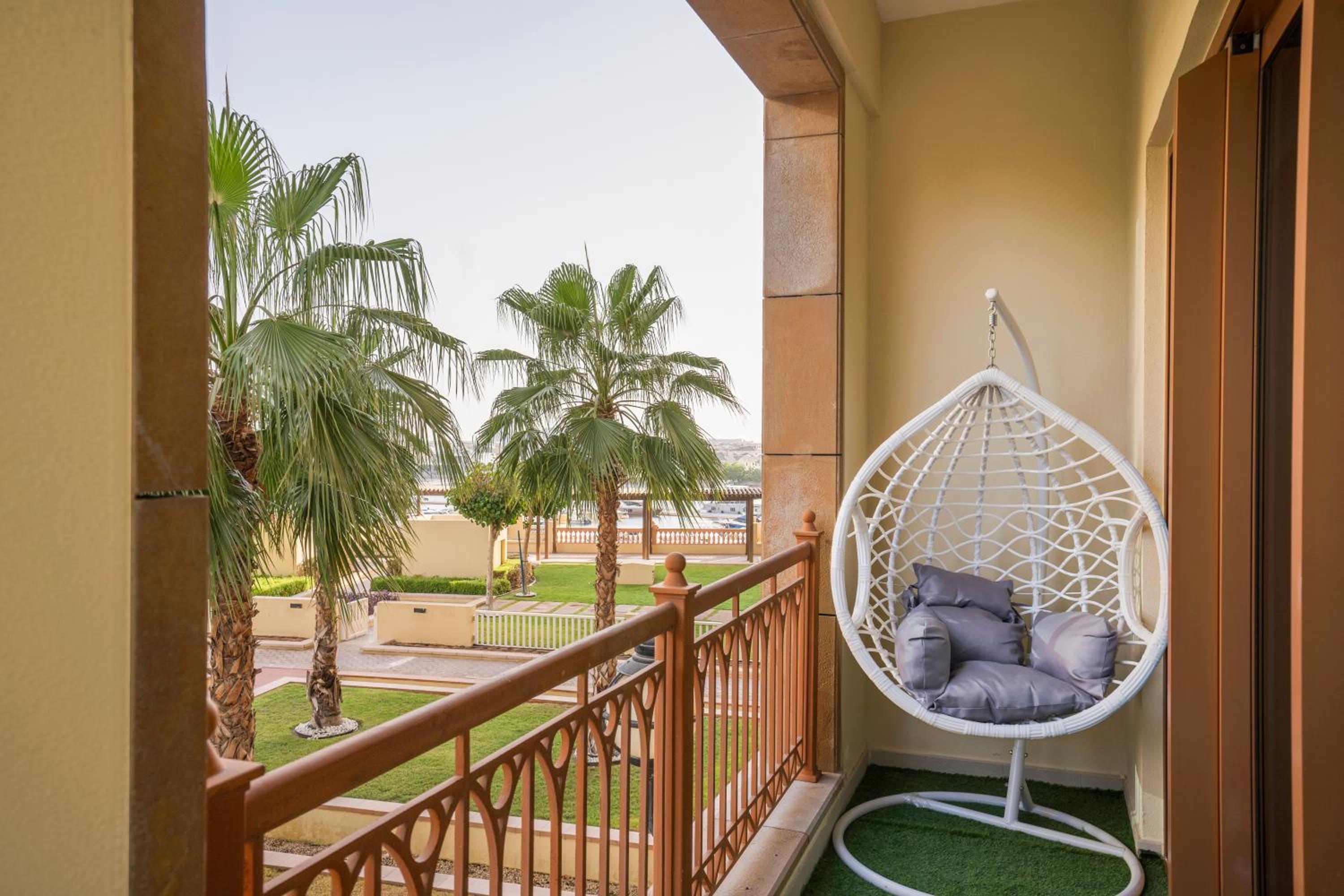 PJ- Premium Palm Jumeirah Apartment - Beachfront, Pool & Balcony