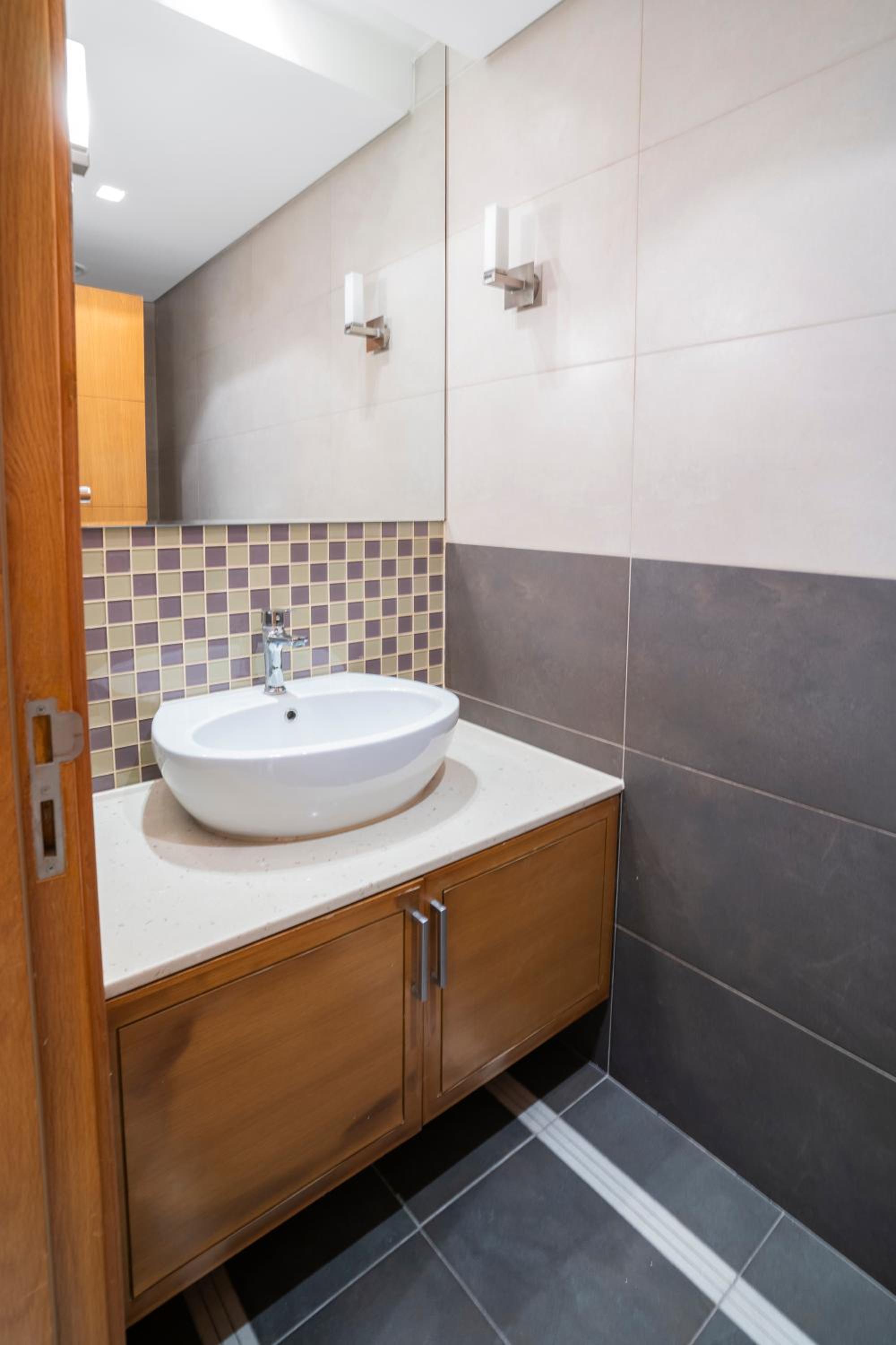 PJ- Premium Palm Jumeirah Apartment - Beachfront, Pool & Balcony