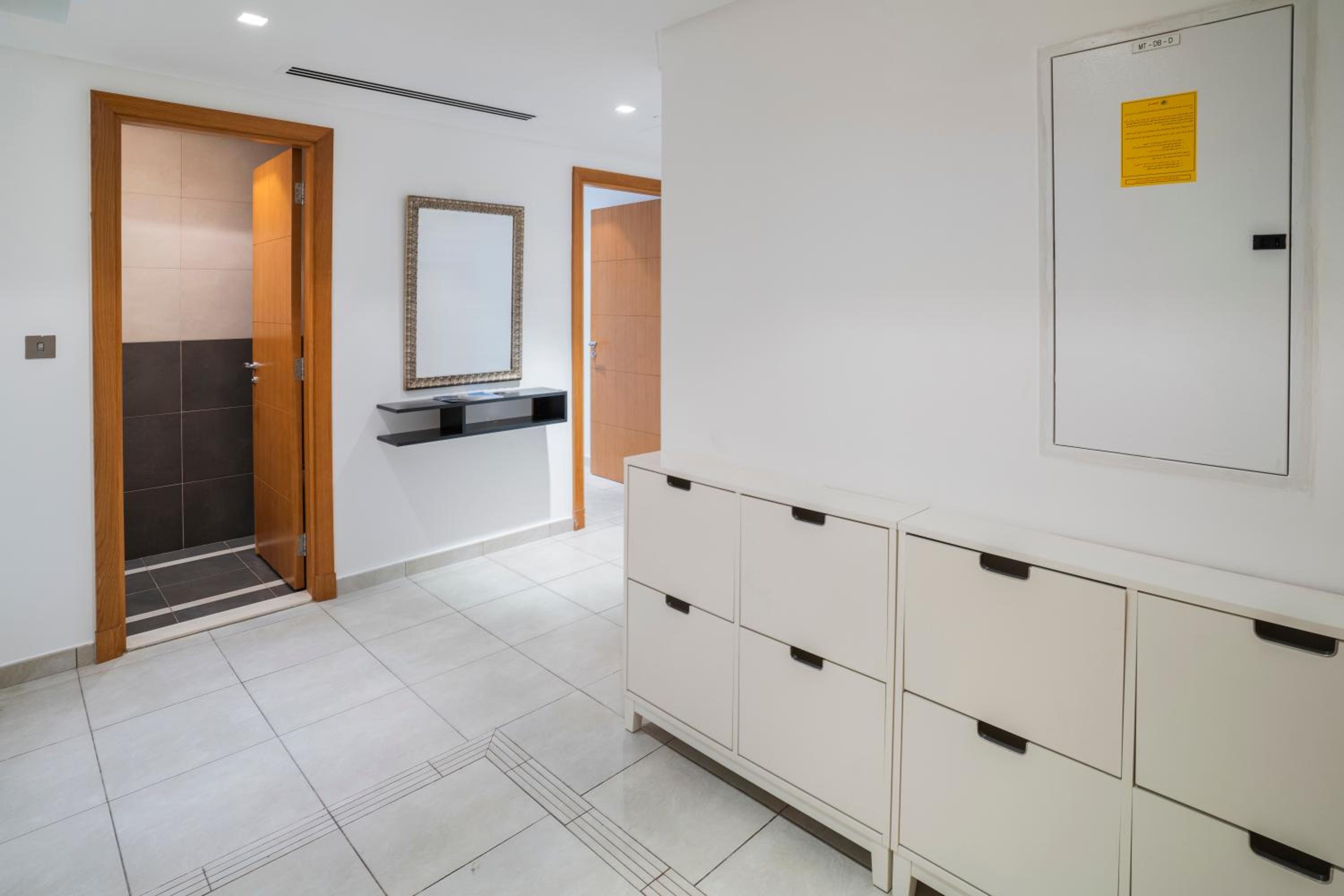PJ- Premium Palm Jumeirah Apartment - Beachfront, Pool & Balcony