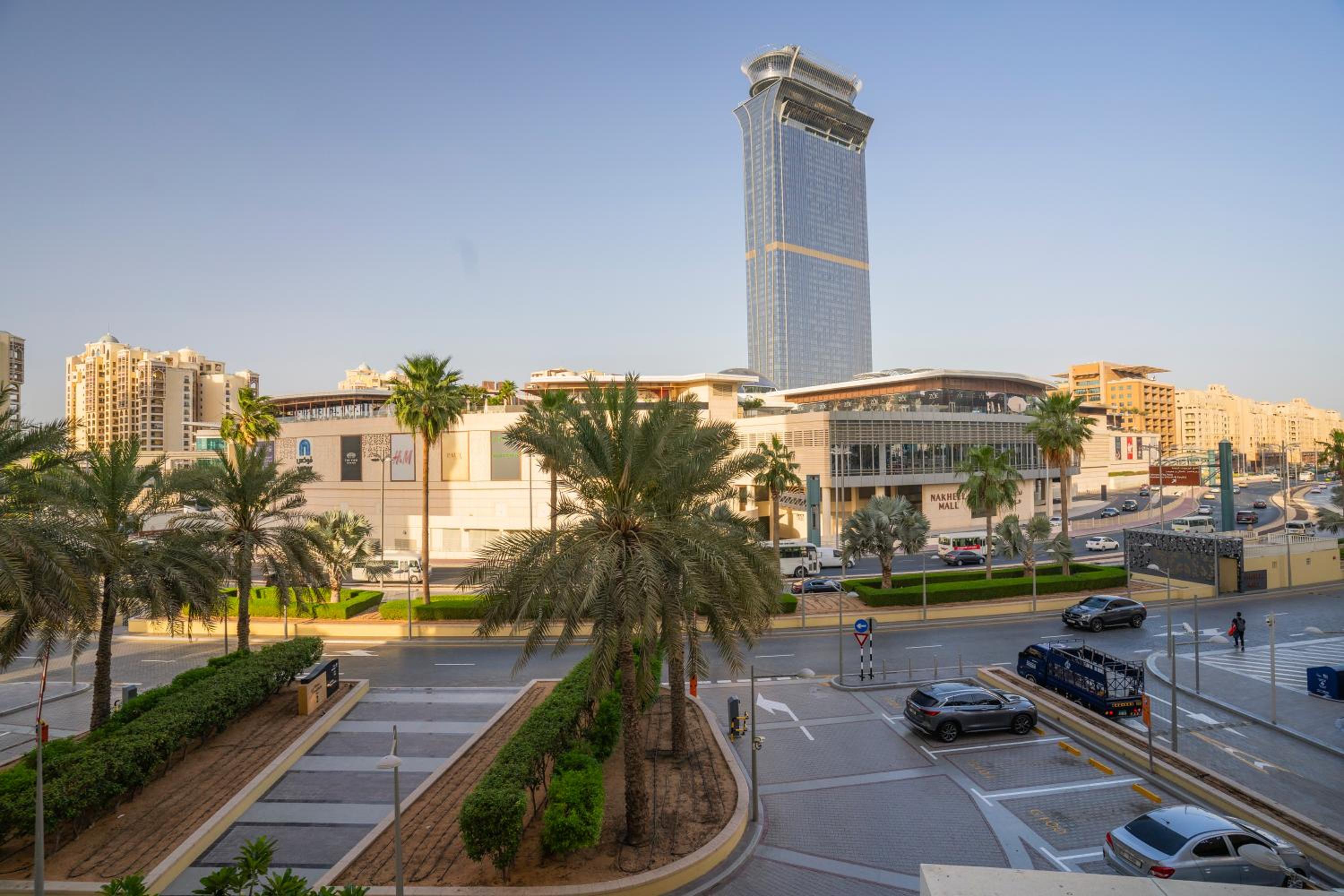 PJ- Premium Palm Jumeirah Apartment - Beachfront, Pool & Balcony