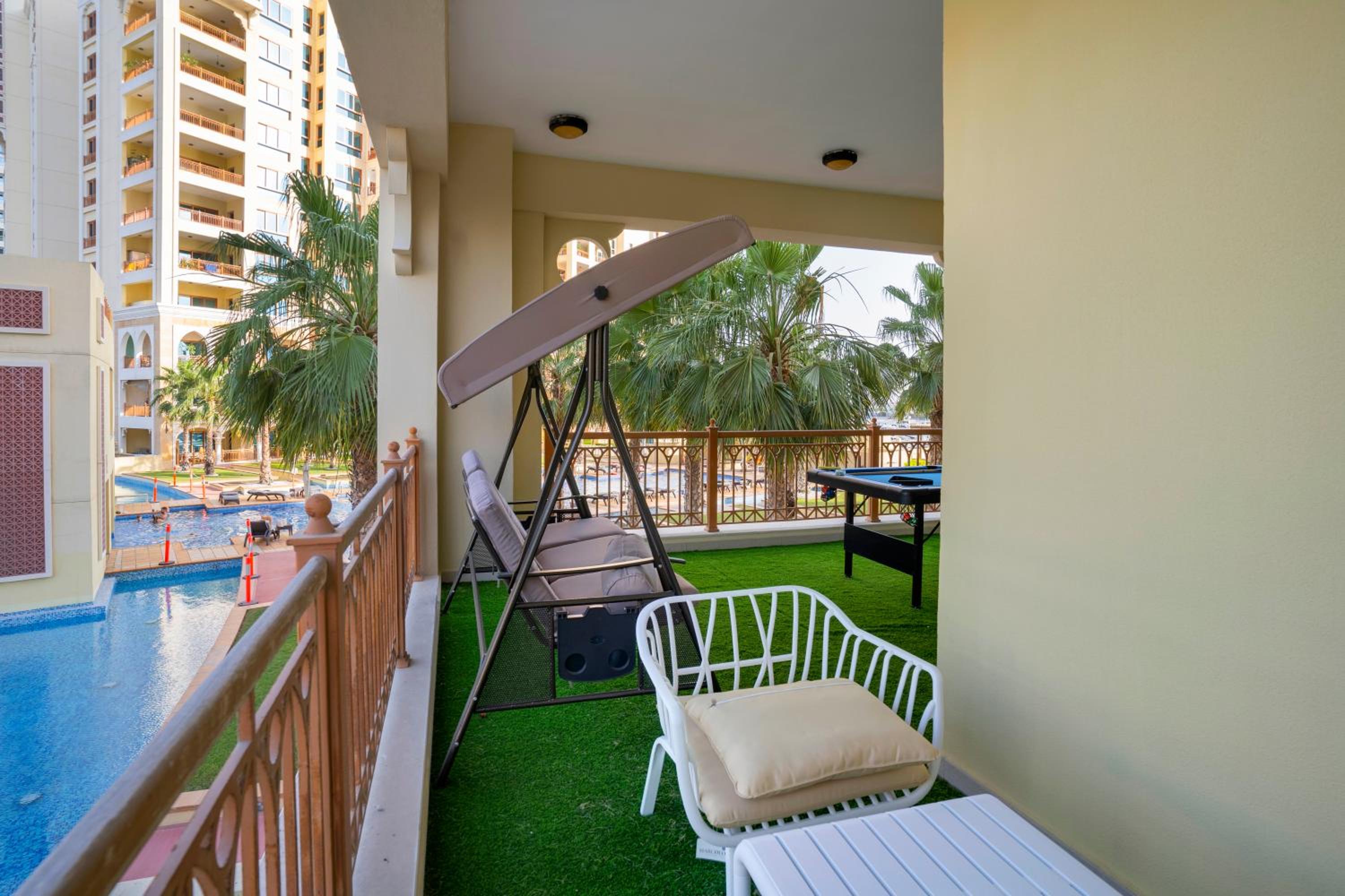 PJ- Premium Palm Jumeirah Apartment - Beachfront, Pool & Balcony