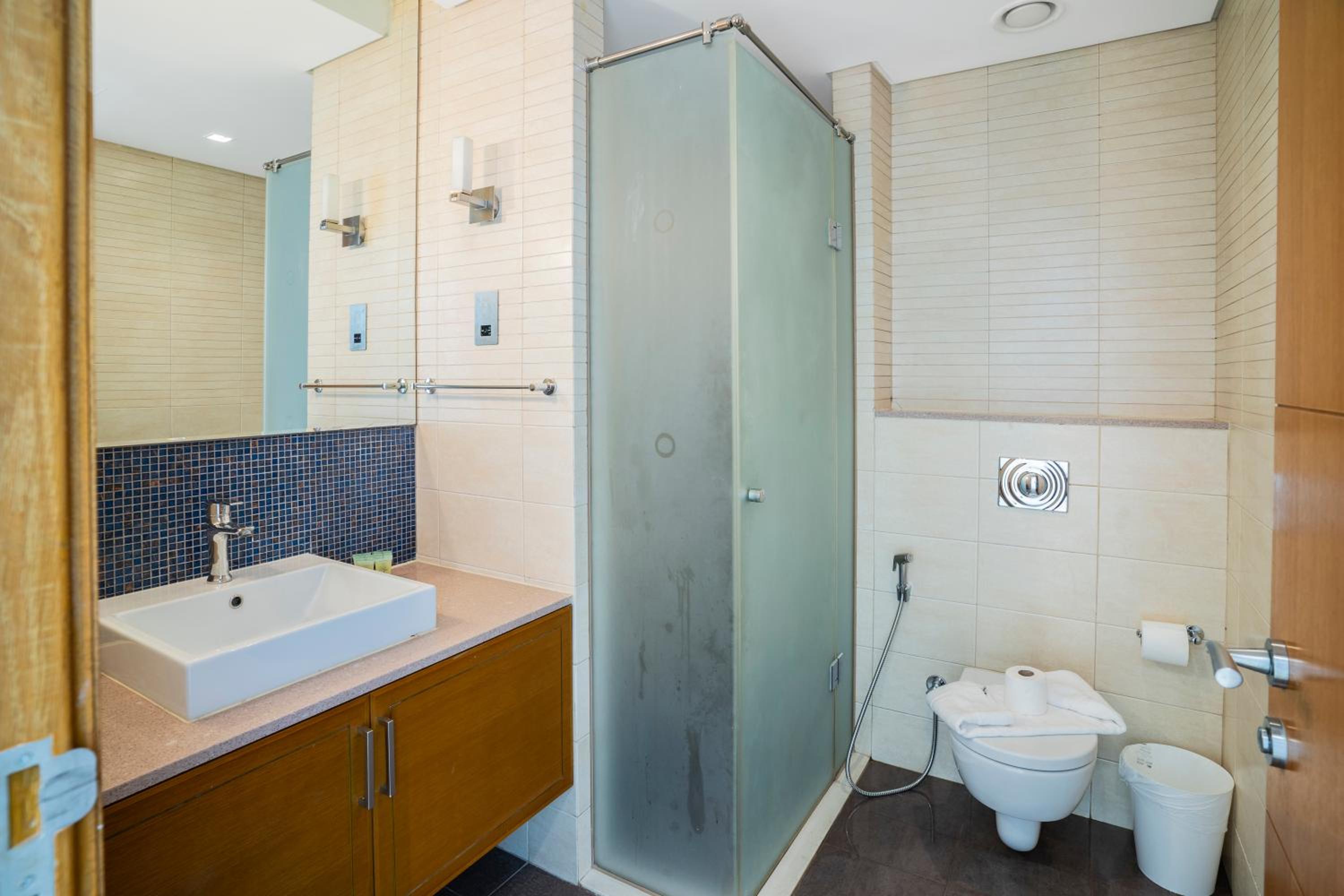 PJ- Premium Palm Jumeirah Apartment - Beachfront, Pool & Balcony