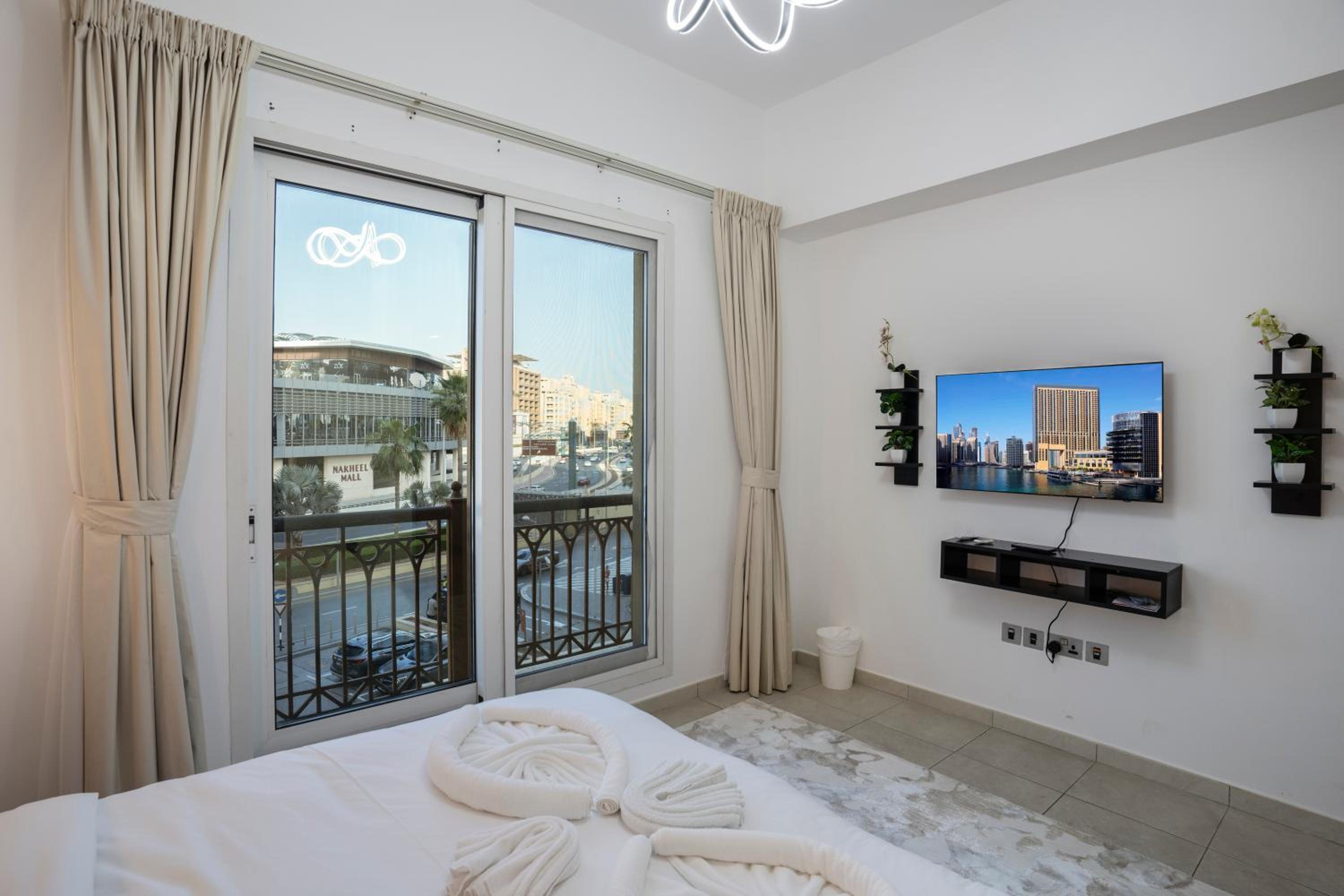 PJ- Premium Palm Jumeirah Apartment - Beachfront, Pool & Balcony