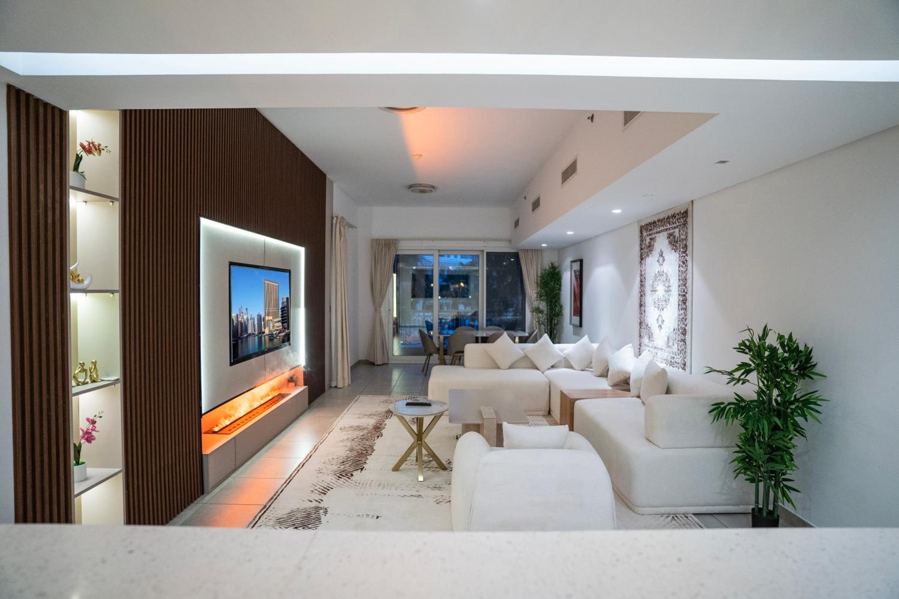 PJ- Premium Palm Jumeirah Apartment - Beachfront, Pool & Balcony