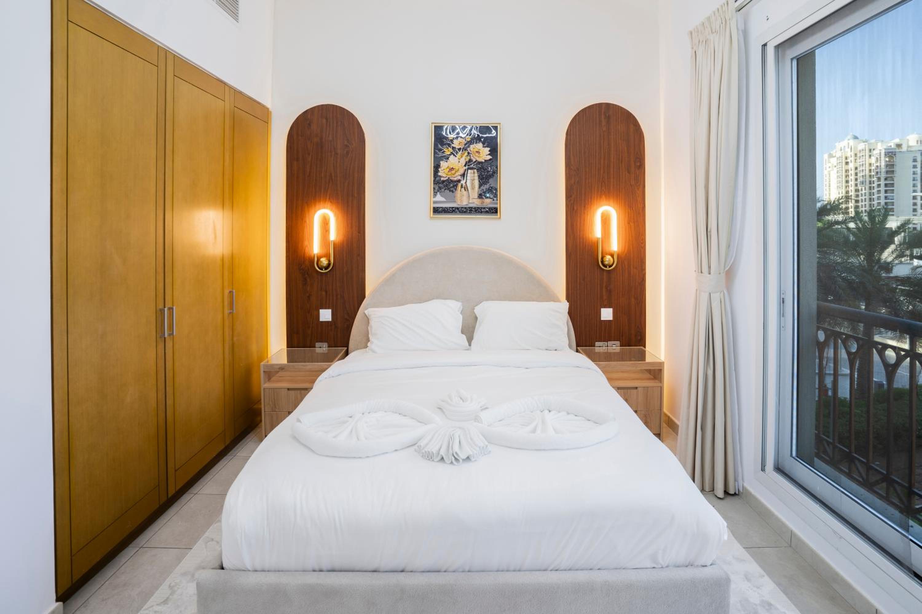 PJ- Premium Palm Jumeirah Apartment - Beachfront, Pool & Balcony