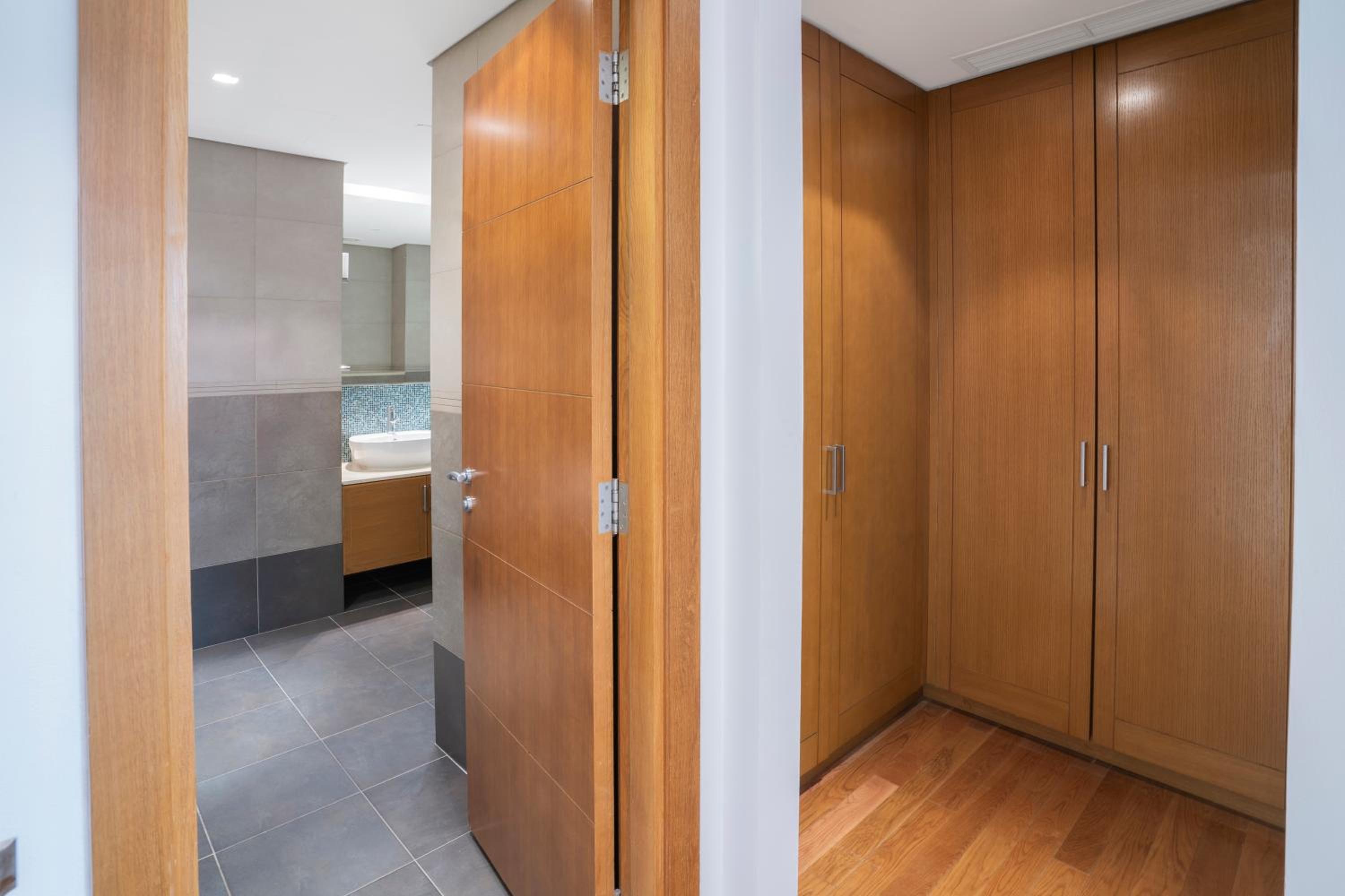 PJ- Premium Palm Jumeirah Apartment - Beachfront, Pool & Balcony