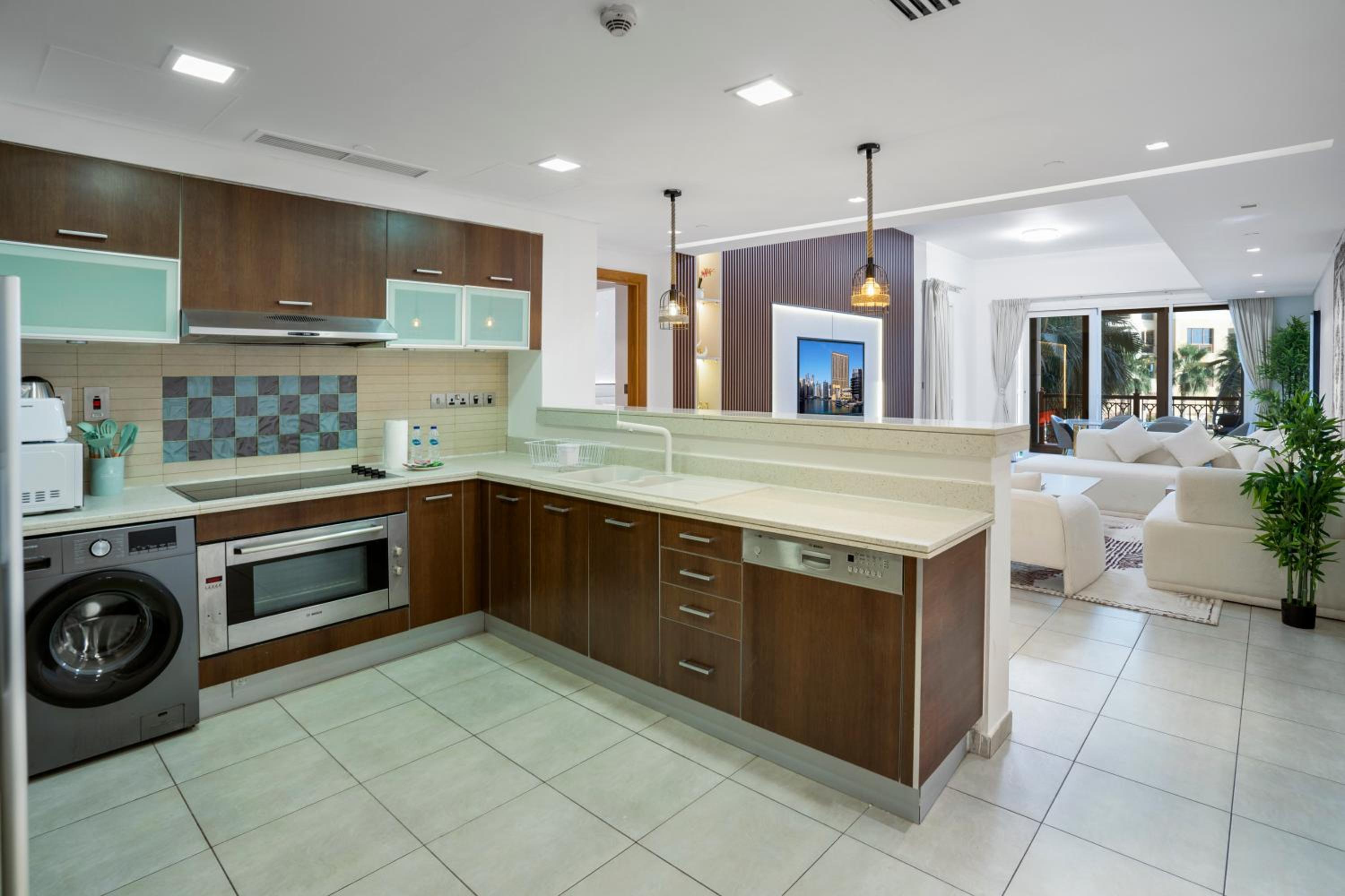 PJ- Premium Palm Jumeirah Apartment - Beachfront, Pool & Balcony