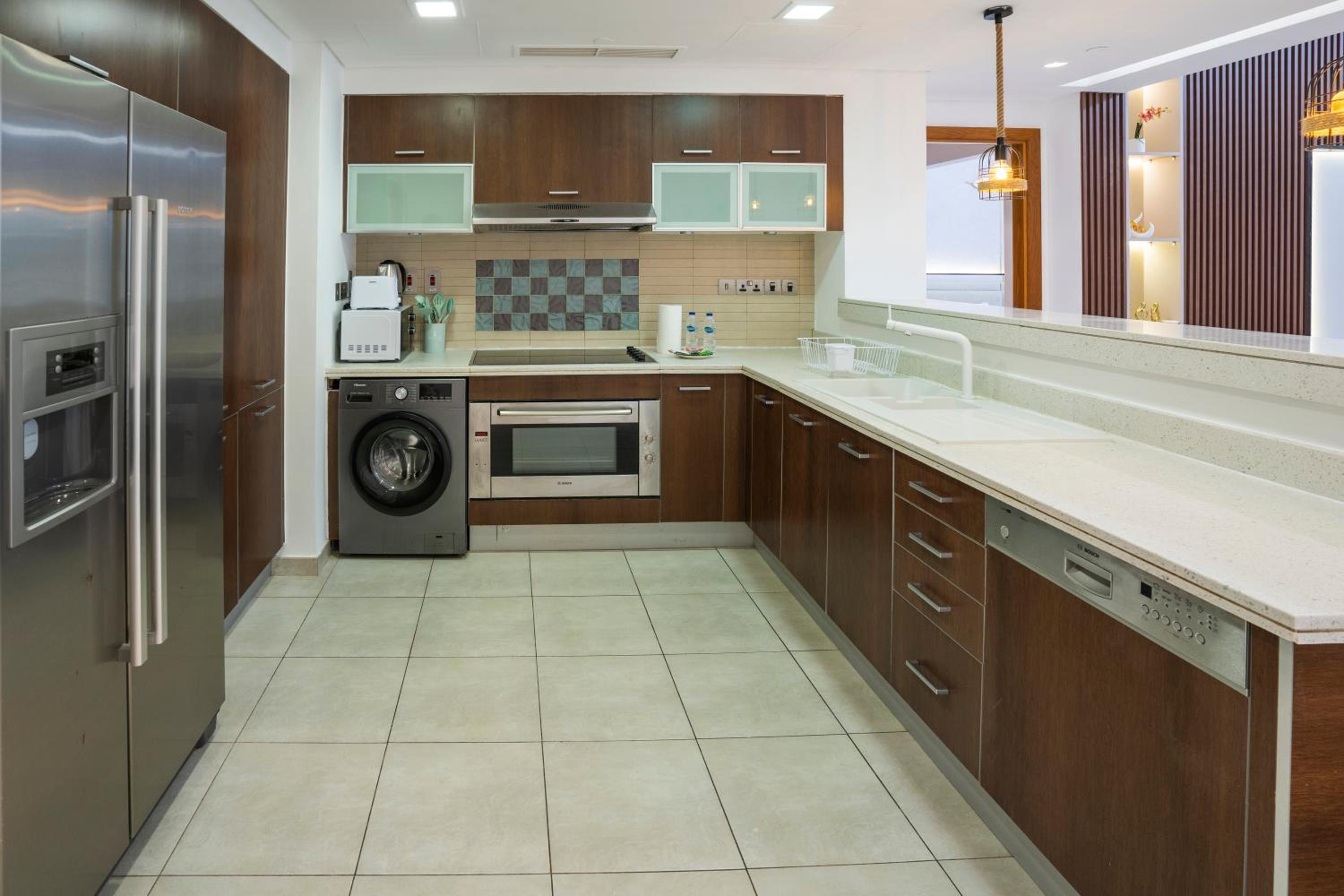 PJ- Premium Palm Jumeirah Apartment - Beachfront, Pool & Balcony