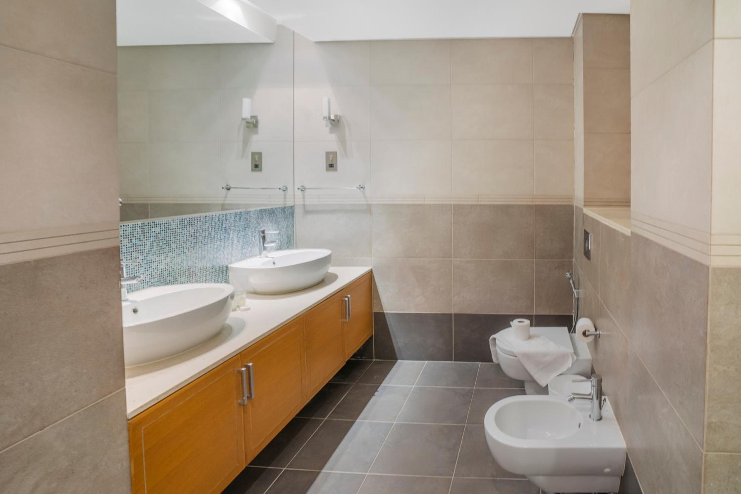 PJ- Premium Palm Jumeirah Apartment - Beachfront, Pool & Balcony