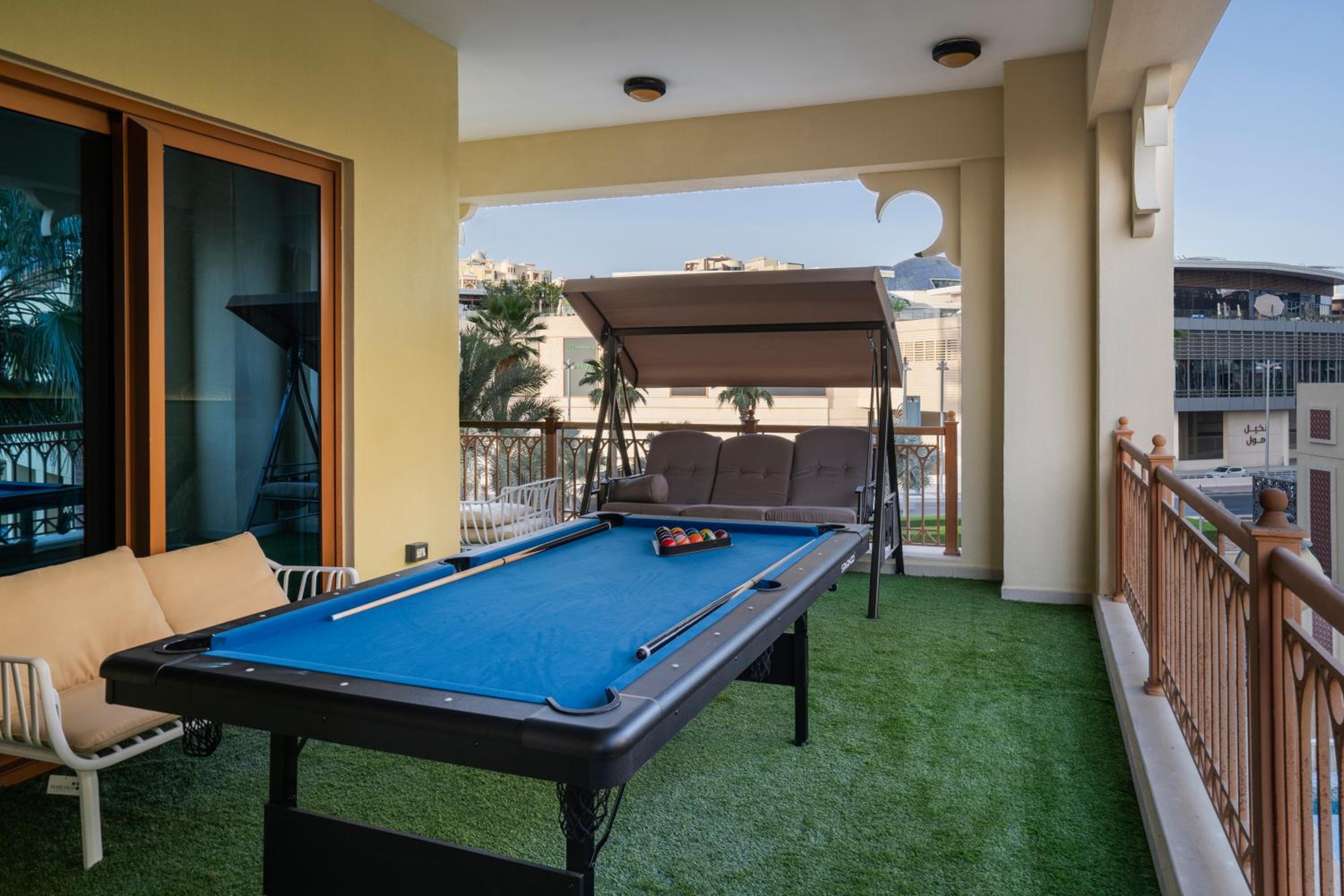 PJ- Premium Palm Jumeirah Apartment - Beachfront, Pool & Balcony