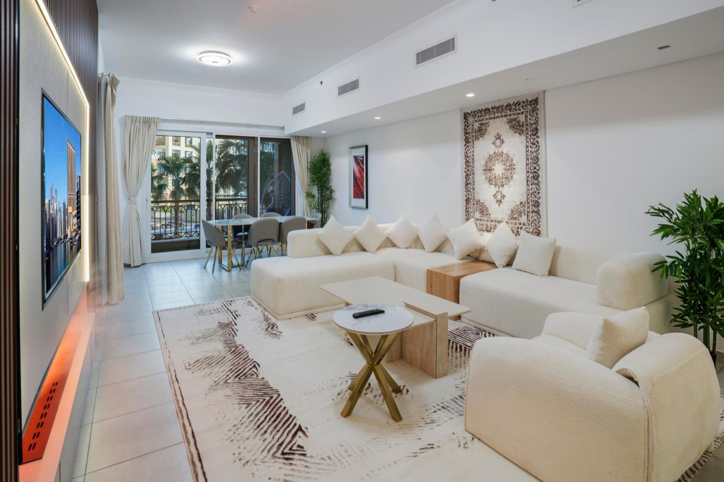 PJ- Premium Palm Jumeirah Apartment - Beachfront, Pool & Balcony