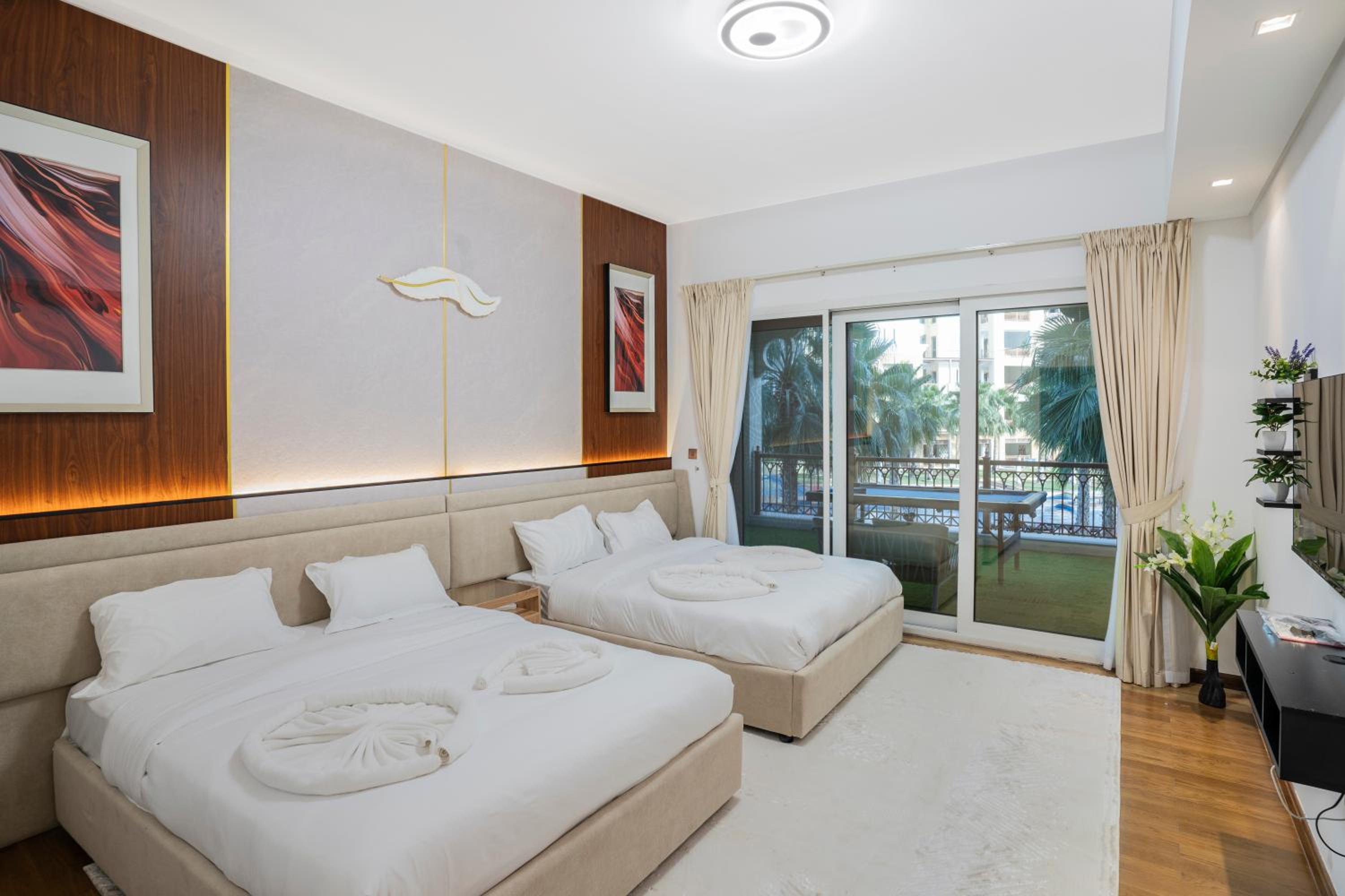 PJ- Premium Palm Jumeirah Apartment - Beachfront, Pool & Balcony
