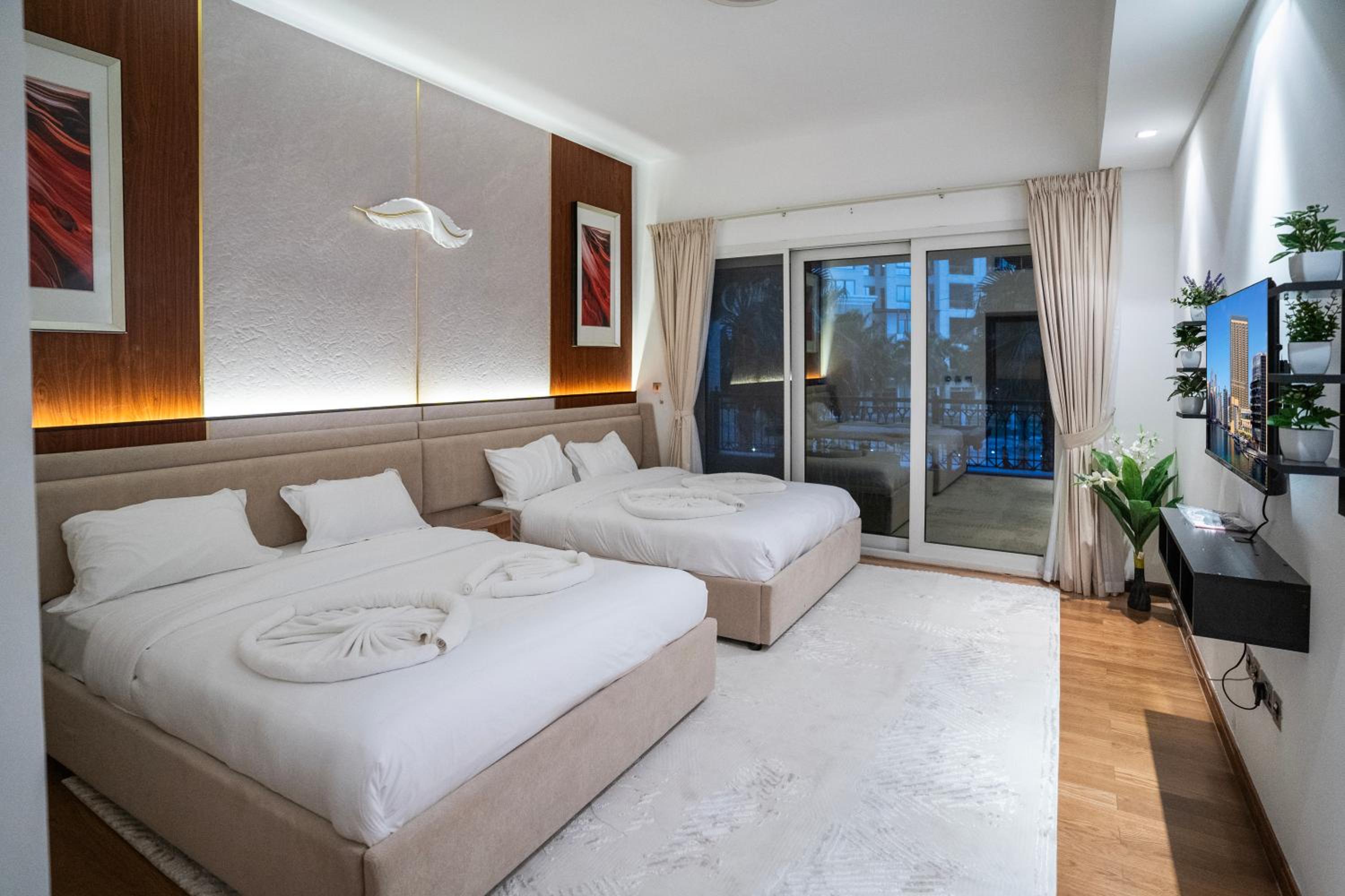 PJ- Premium Palm Jumeirah Apartment - Beachfront, Pool & Balcony