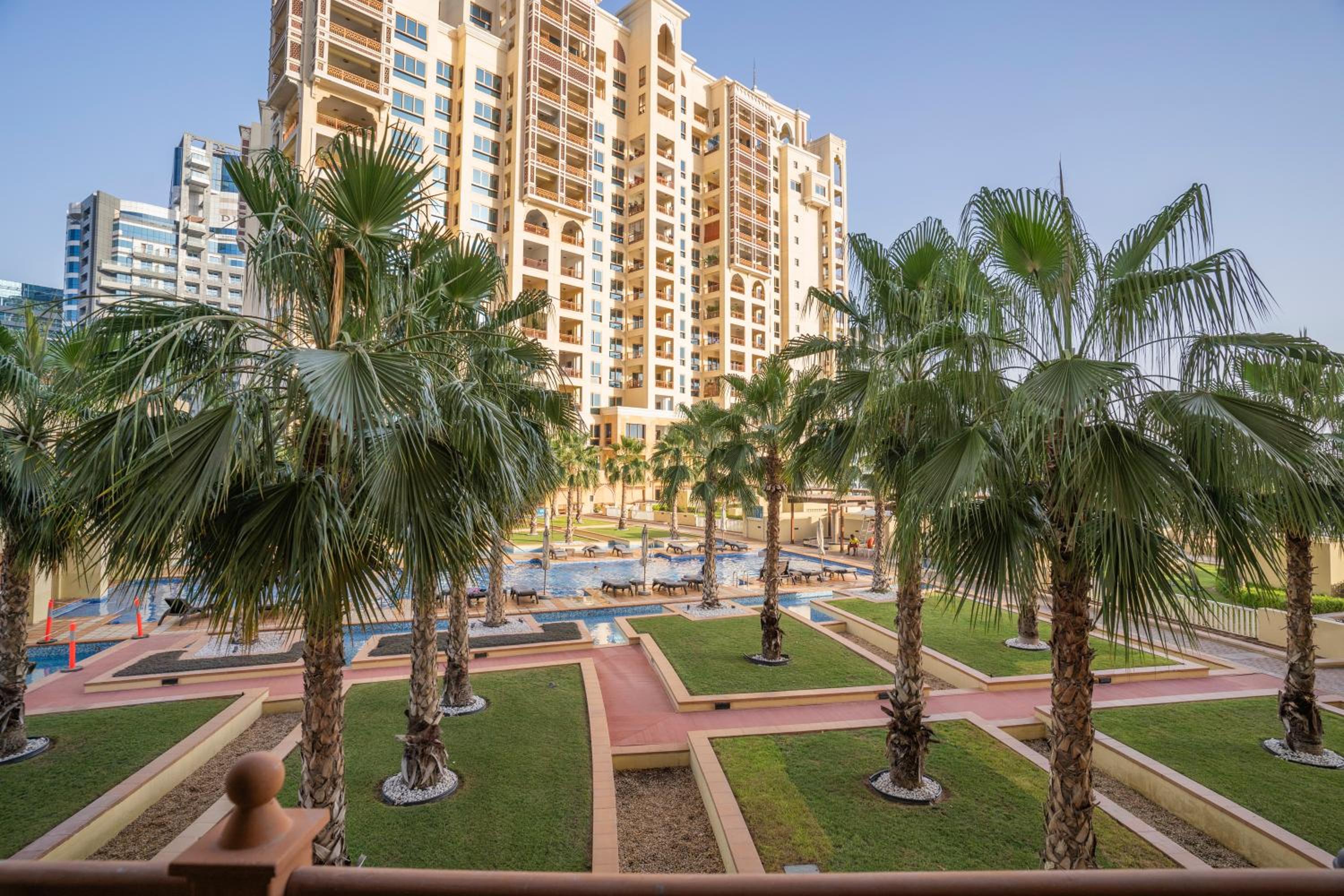PJ- Premium Palm Jumeirah Apartment - Beachfront, Pool & Balcony