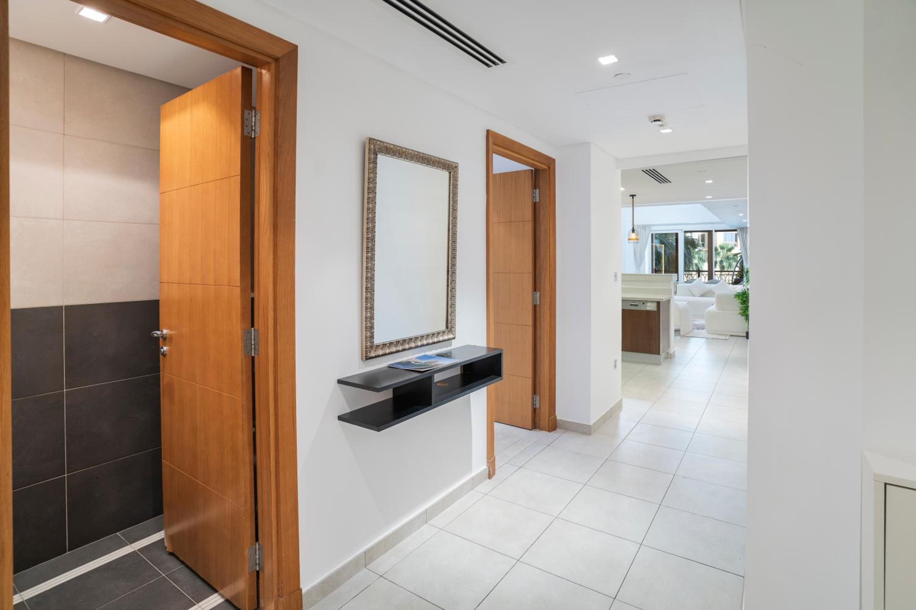 PJ- Premium Palm Jumeirah Apartment - Beachfront, Pool & Balcony