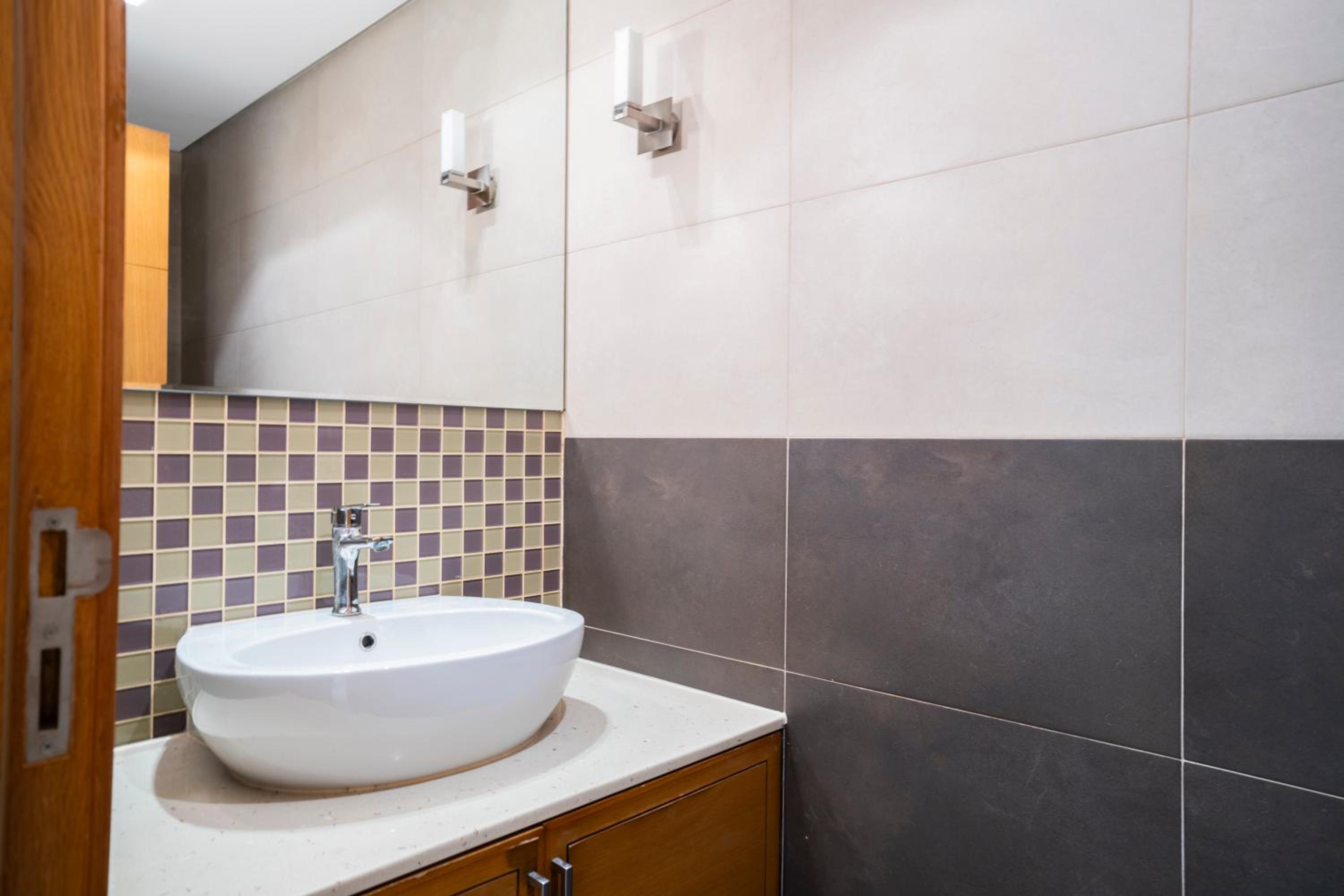 PJ- Premium Palm Jumeirah Apartment - Beachfront, Pool & Balcony