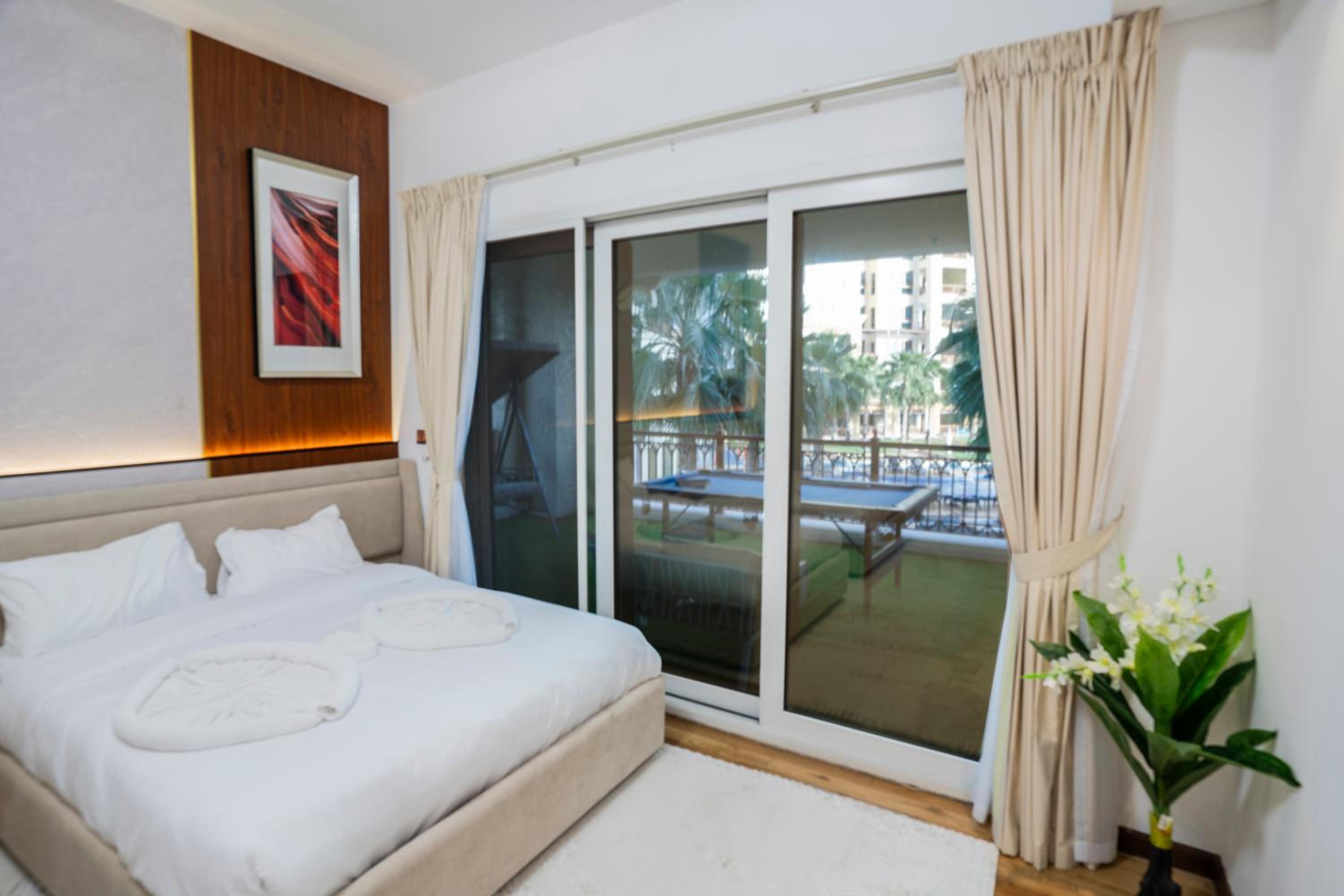 PJ- Premium Palm Jumeirah Apartment - Beachfront, Pool & Balcony