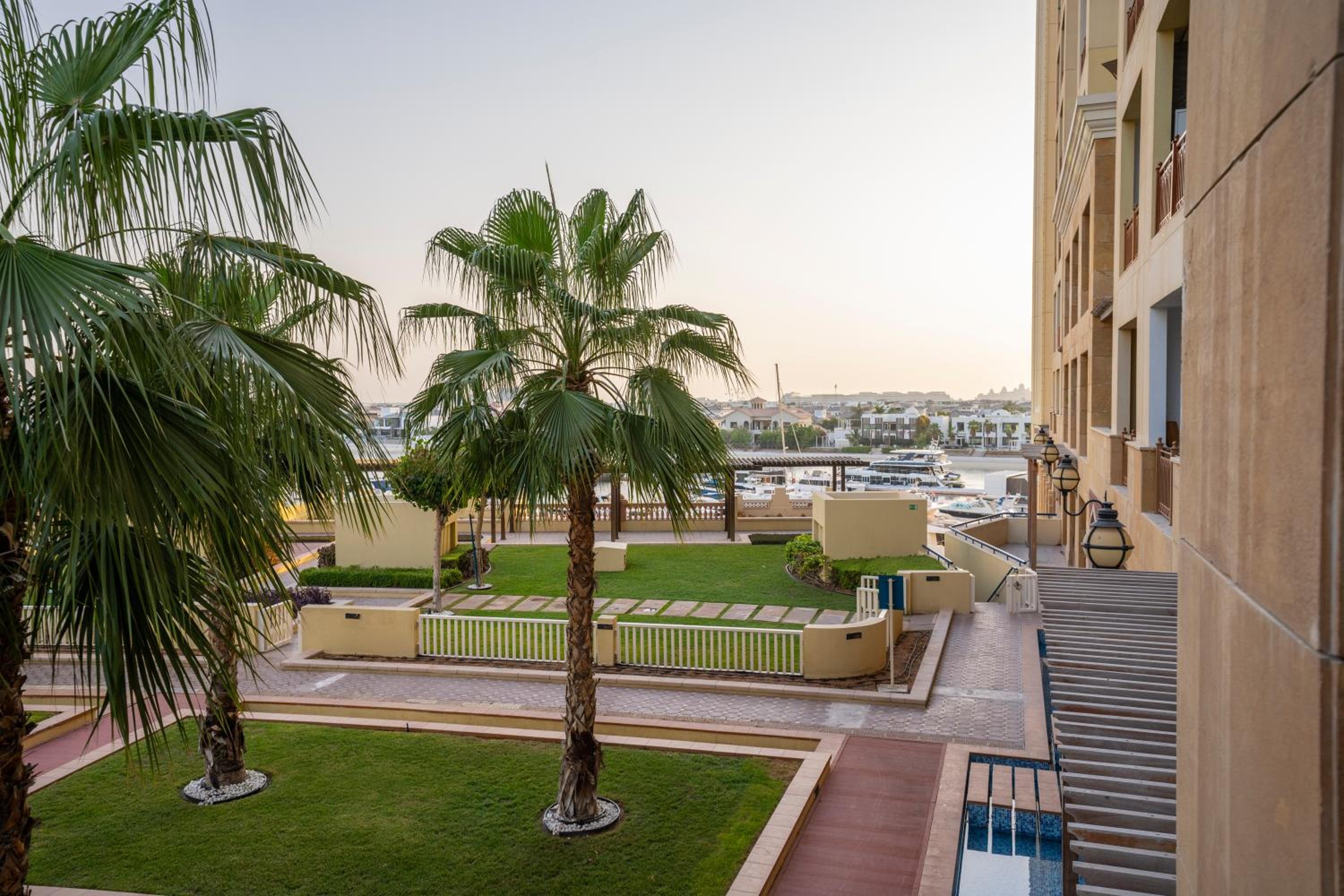 PJ- Premium Palm Jumeirah Apartment - Beachfront, Pool & Balcony