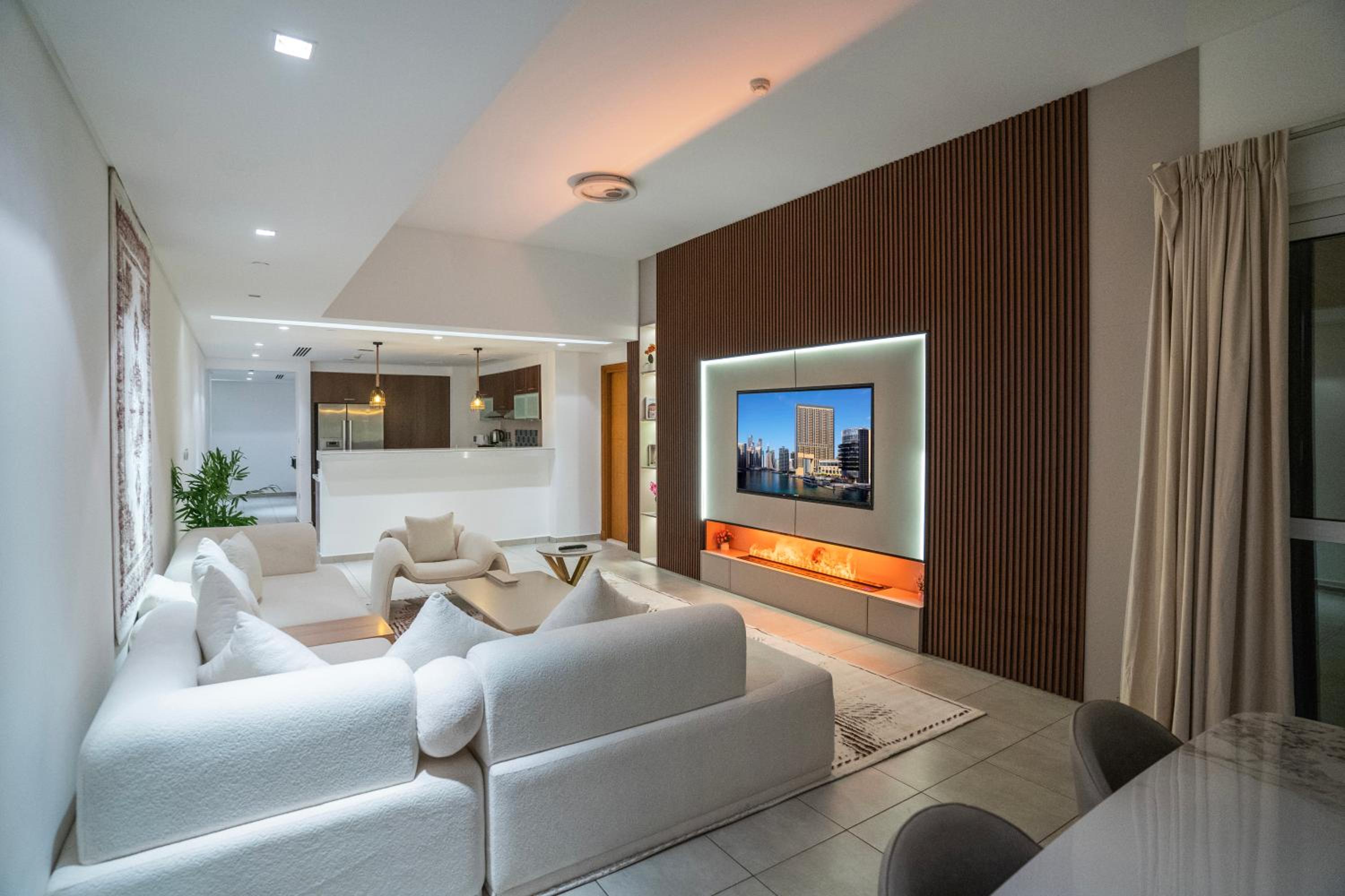 PJ- Premium Palm Jumeirah Apartment - Beachfront, Pool & Balcony