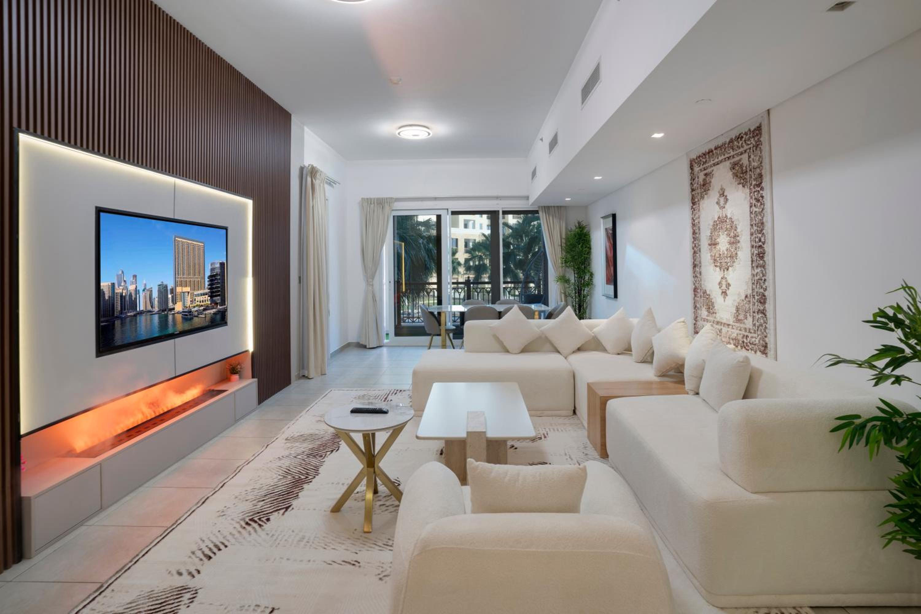 PJ- Premium Palm Jumeirah Apartment - Beachfront, Pool & Balcony