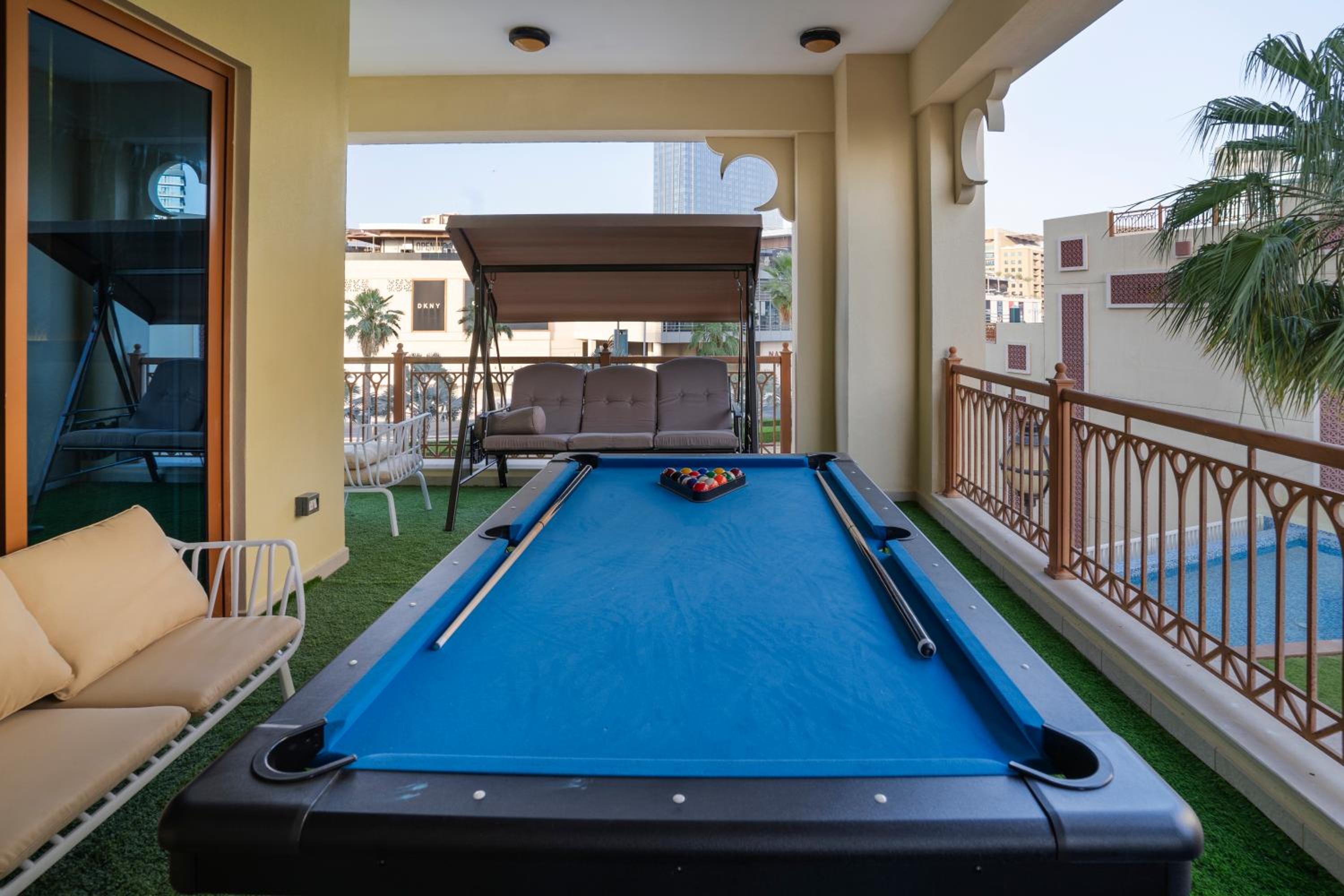 PJ- Premium Palm Jumeirah Apartment - Beachfront, Pool & Balcony