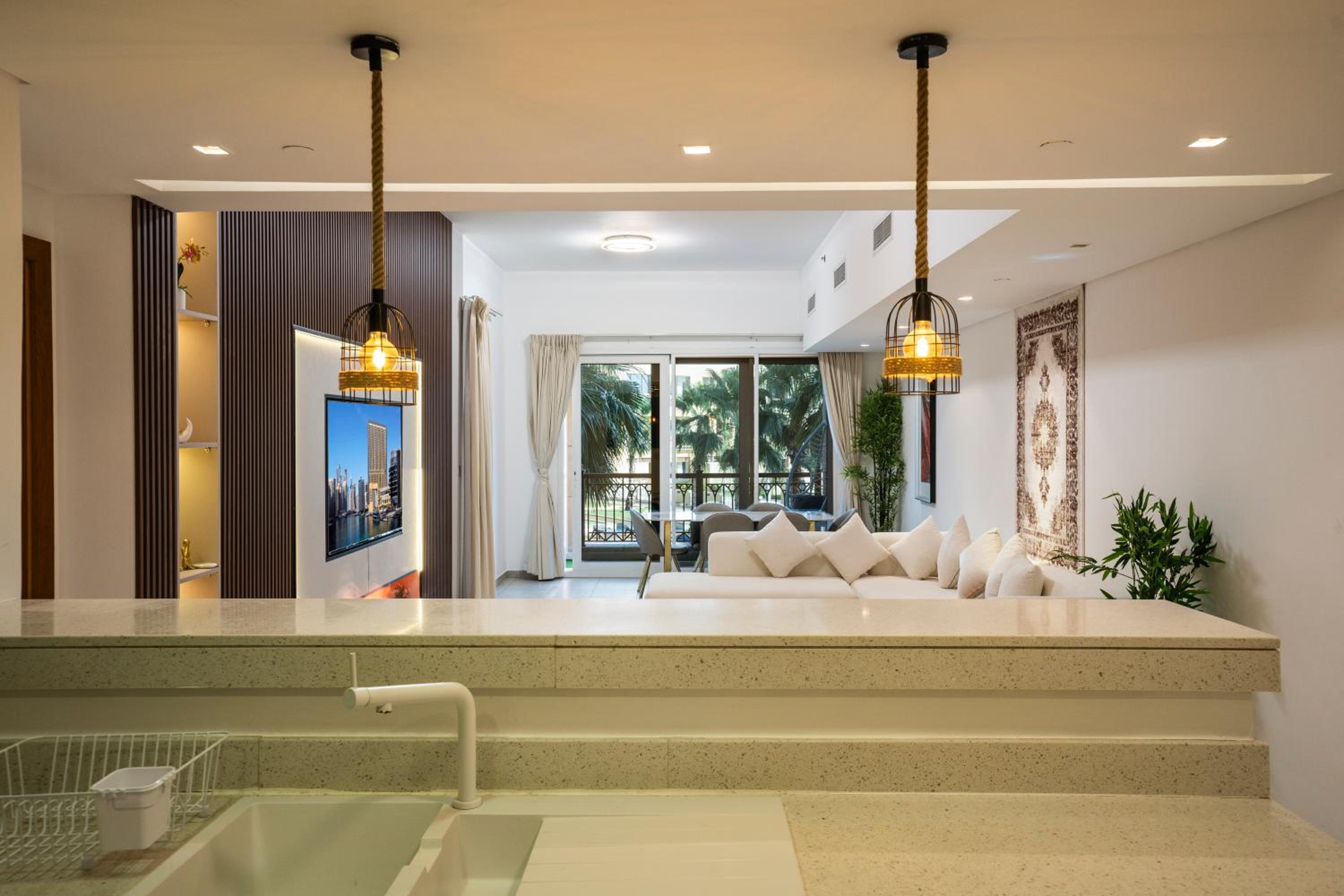 PJ- Premium Palm Jumeirah Apartment - Beachfront, Pool & Balcony