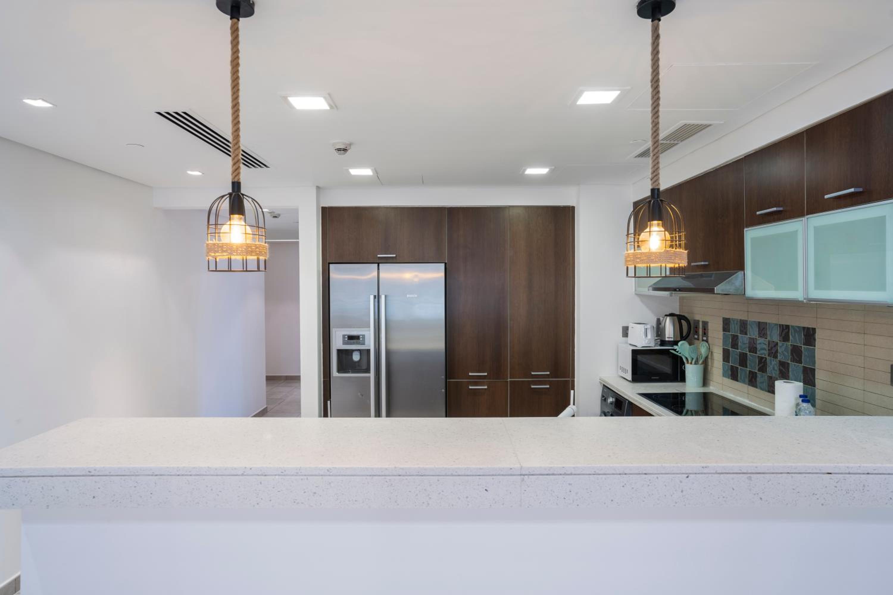 PJ- Premium Palm Jumeirah Apartment - Beachfront, Pool & Balcony
