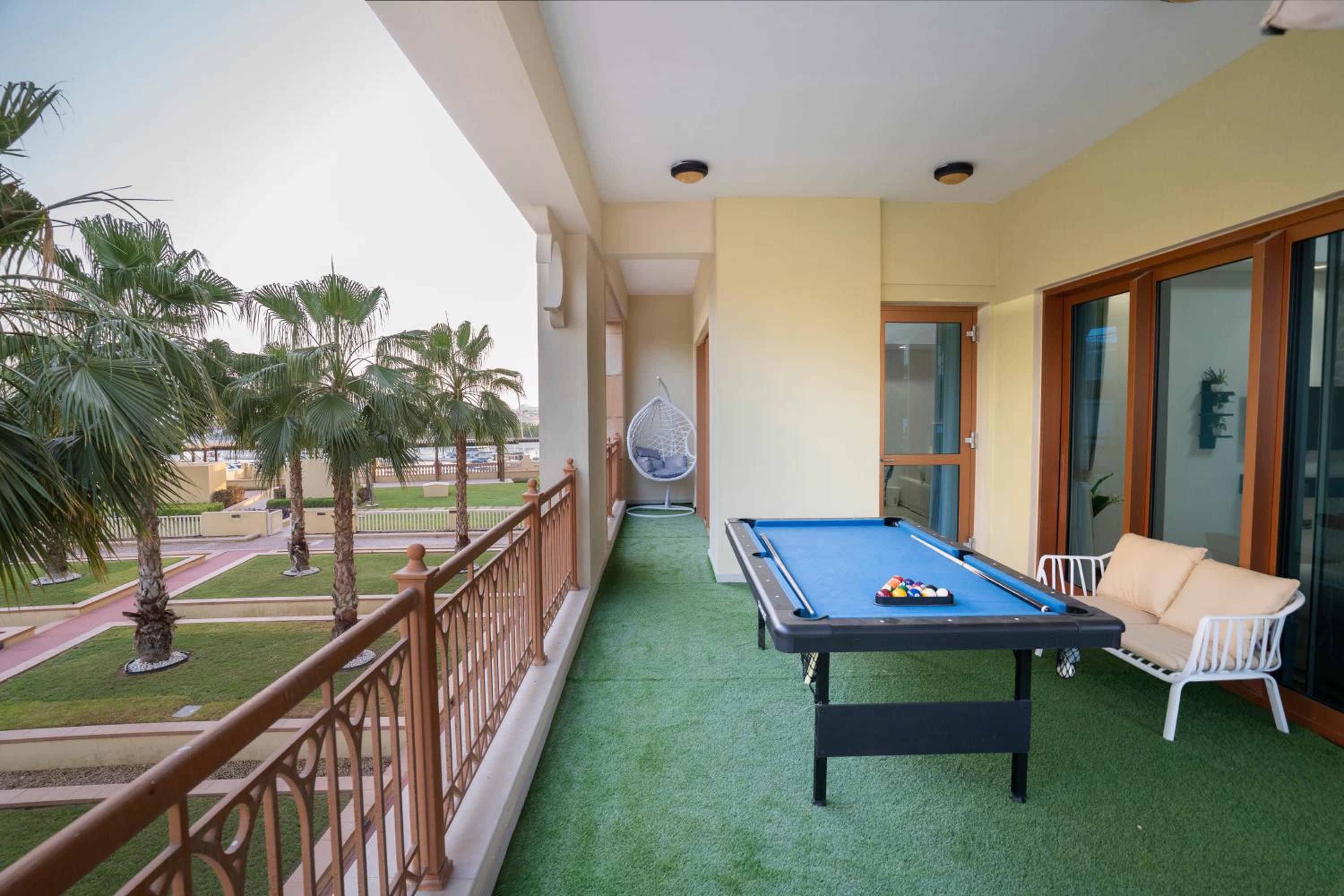 PJ- Premium Palm Jumeirah Apartment - Beachfront, Pool & Balcony