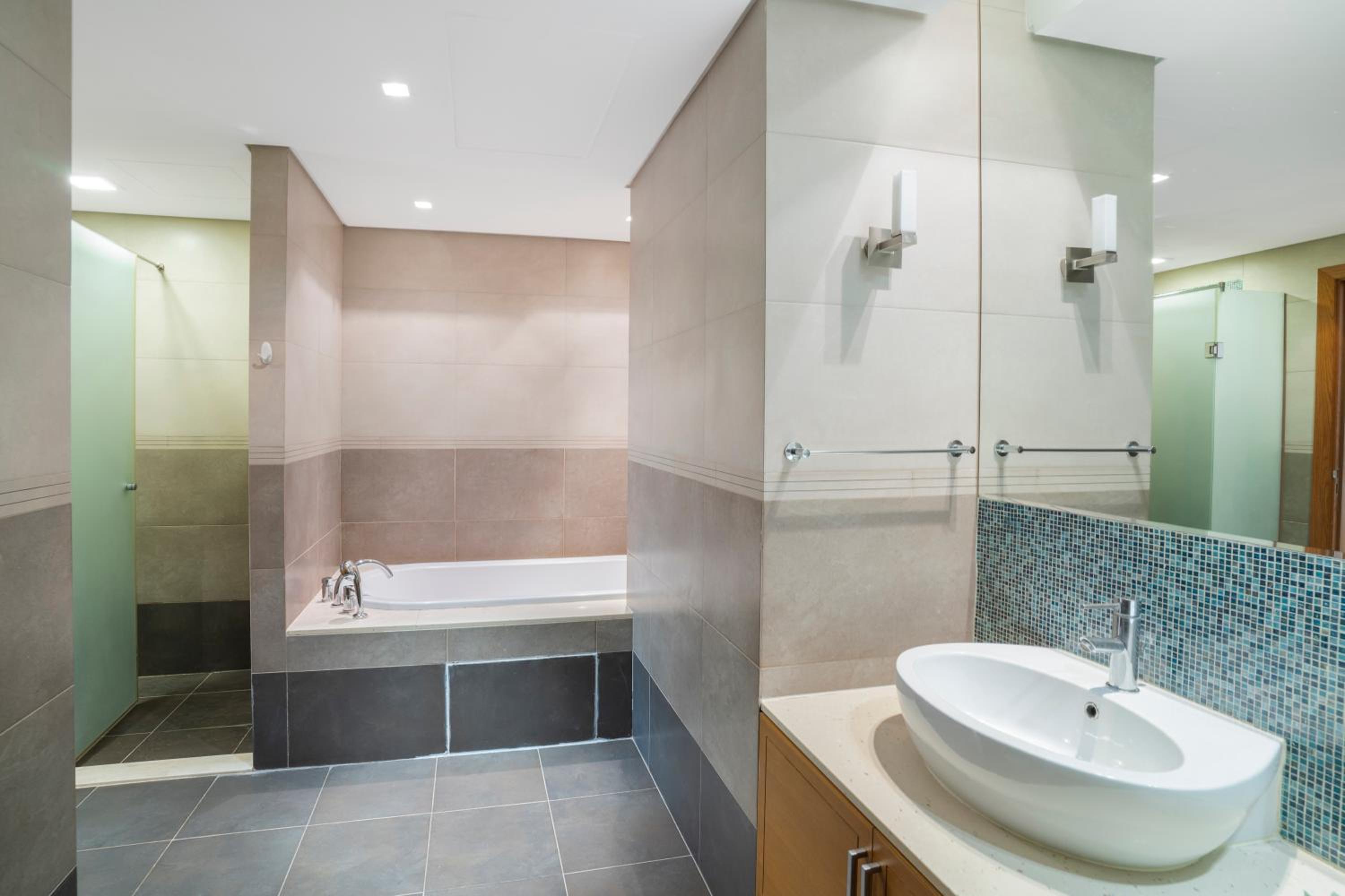PJ- Premium Palm Jumeirah Apartment - Beachfront, Pool & Balcony