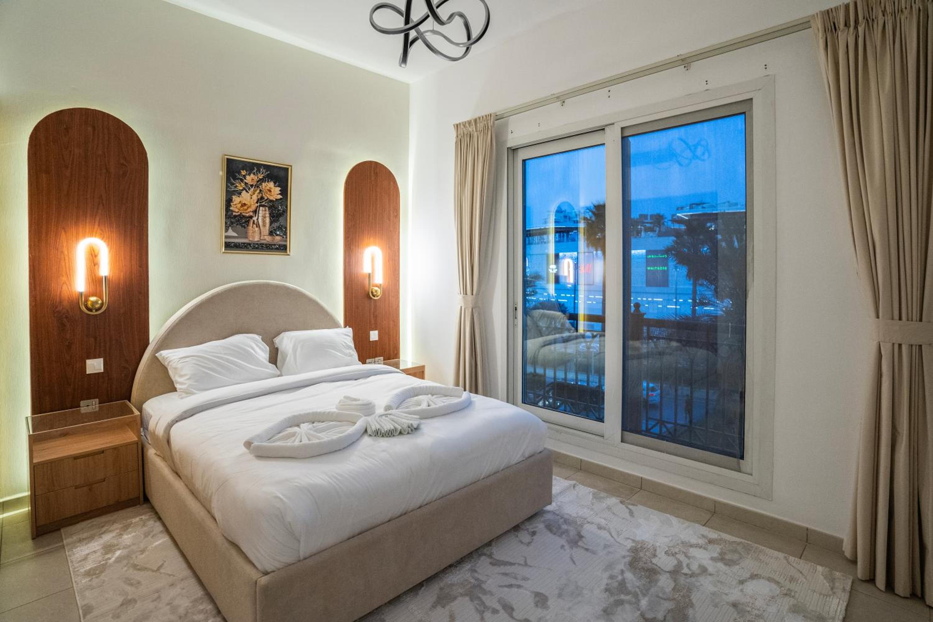 PJ- Premium Palm Jumeirah Apartment - Beachfront, Pool & Balcony