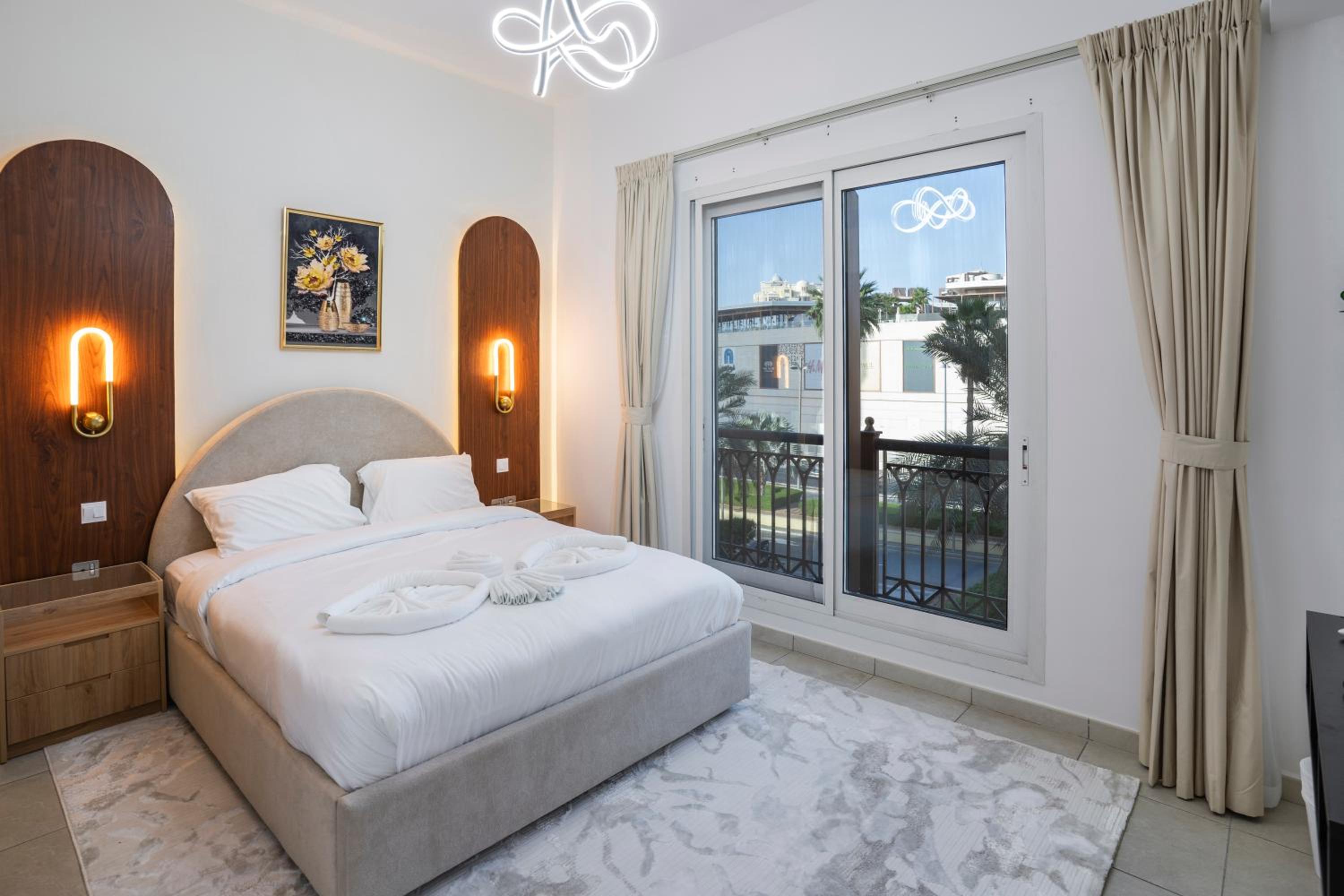 PJ- Premium Palm Jumeirah Apartment - Beachfront, Pool & Balcony