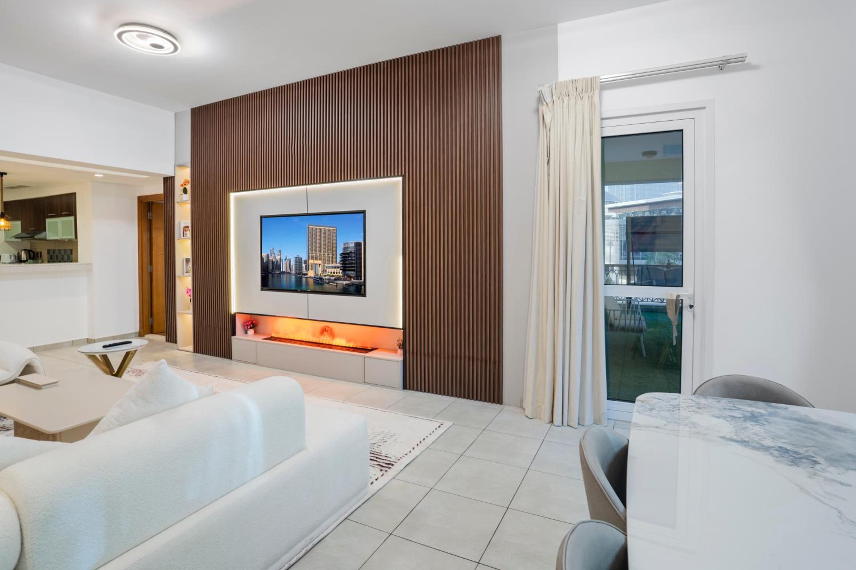 PJ- Premium Palm Jumeirah Apartment - Beachfront, Pool & Balcony