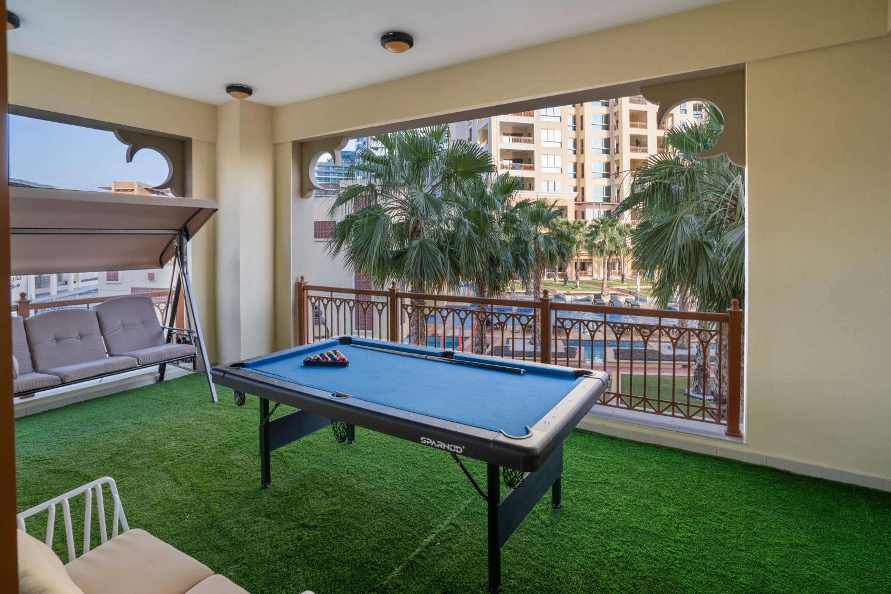 PJ- Premium Palm Jumeirah Apartment - Beachfront, Pool & Balcony