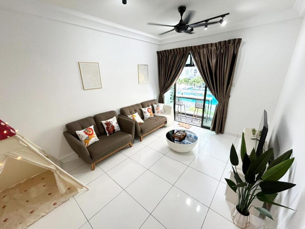 PLATINO Latest Pool View Family 3 BR Suite, Next to Paradigm Mall's new Theme park, Escape JB